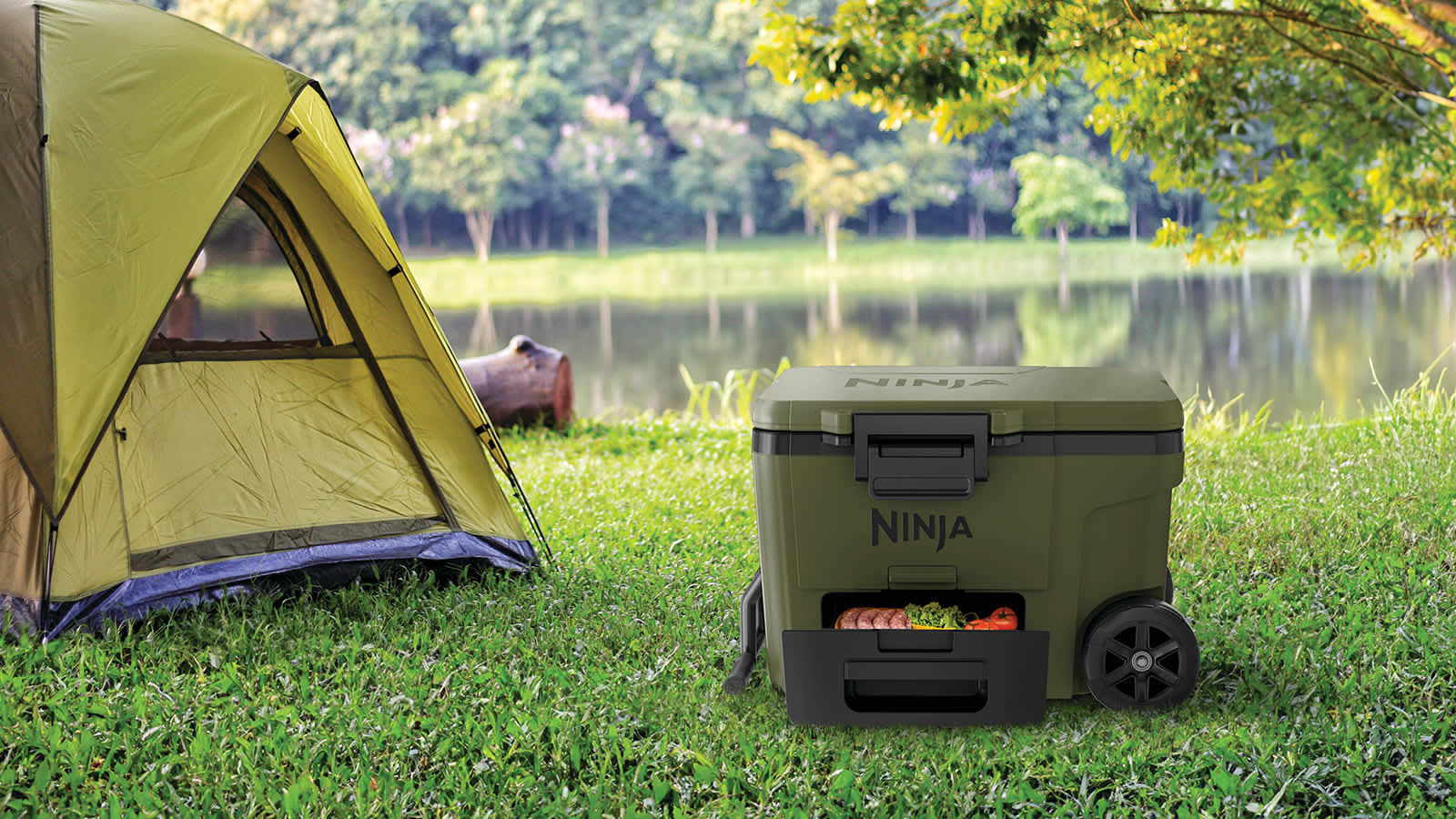 Nevera ninja en un campo con una tienda de camping