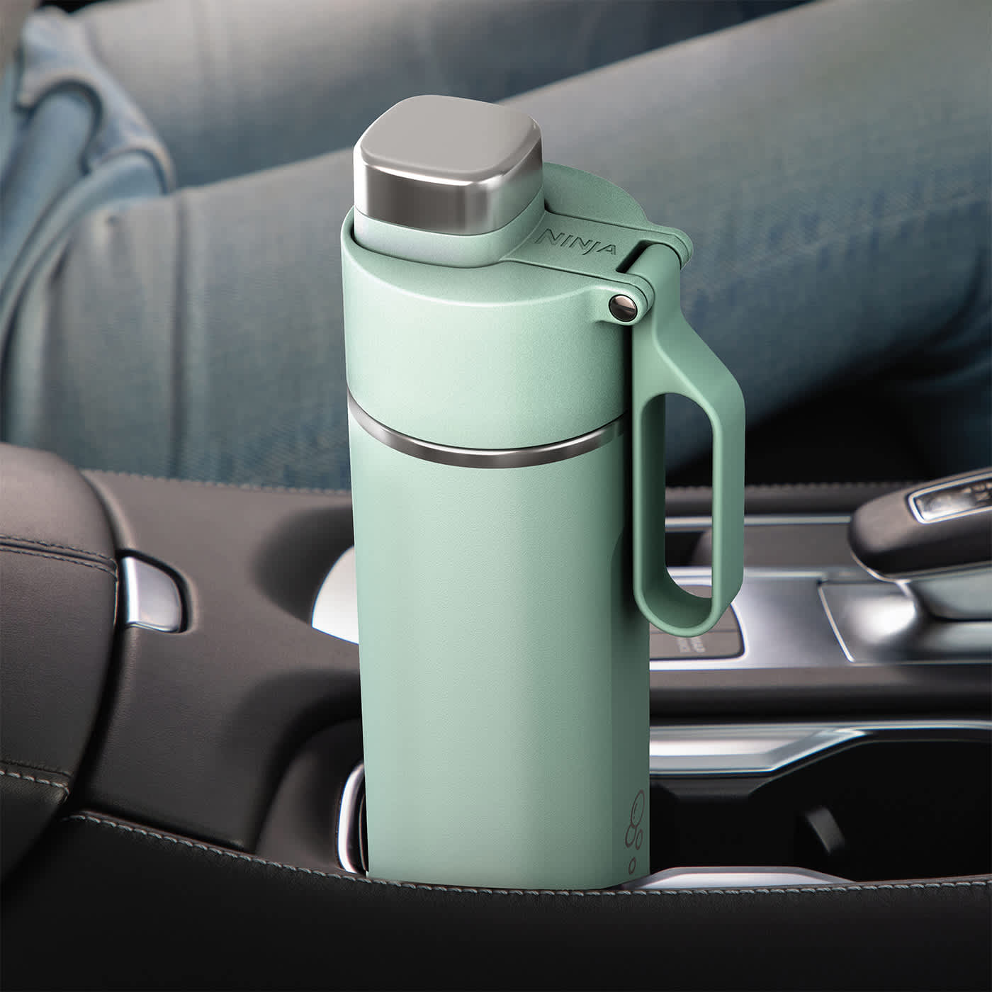 Gourde plac&eacute;e dans le cupholder d'une voiture 