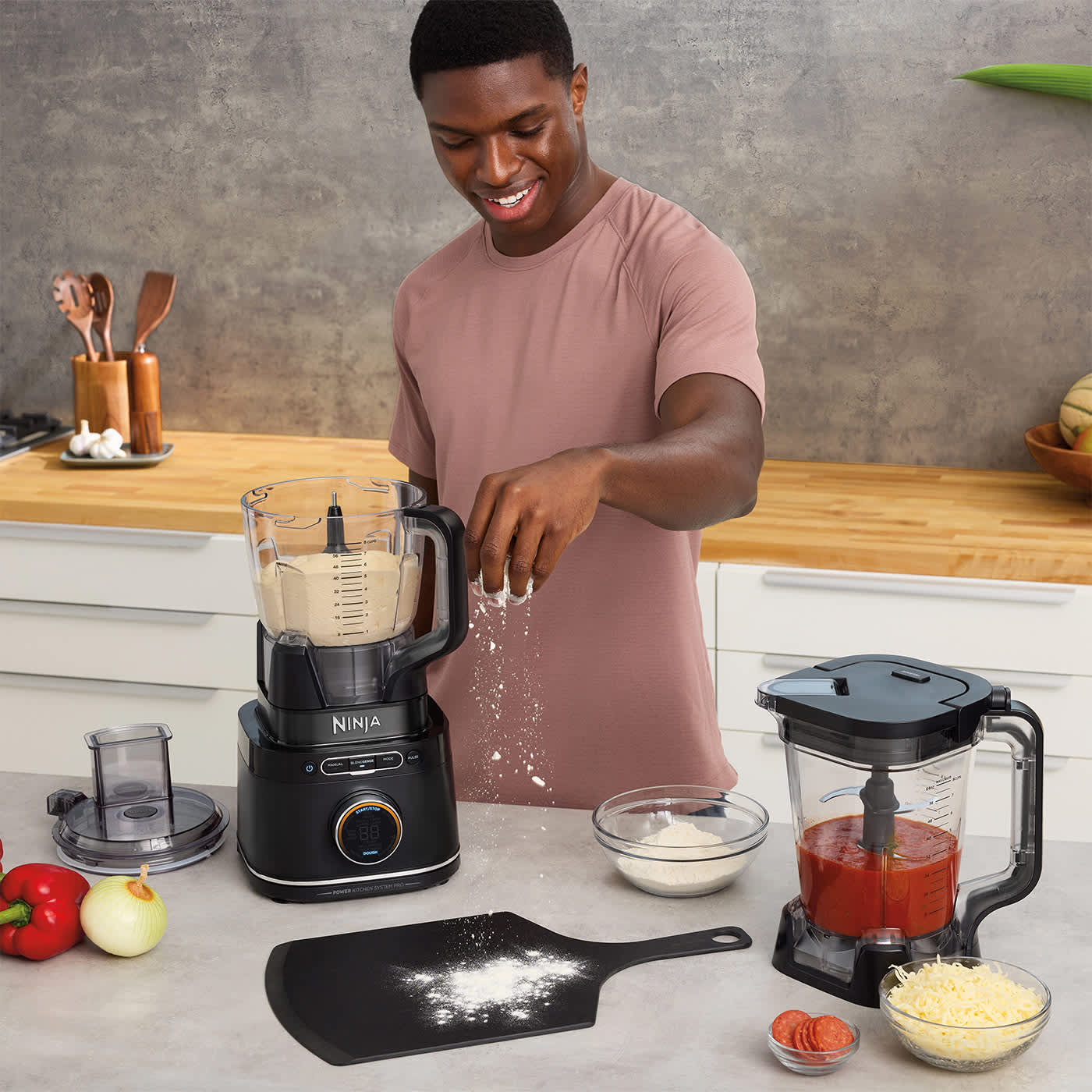Hombre cocinando con el procesador Ninja