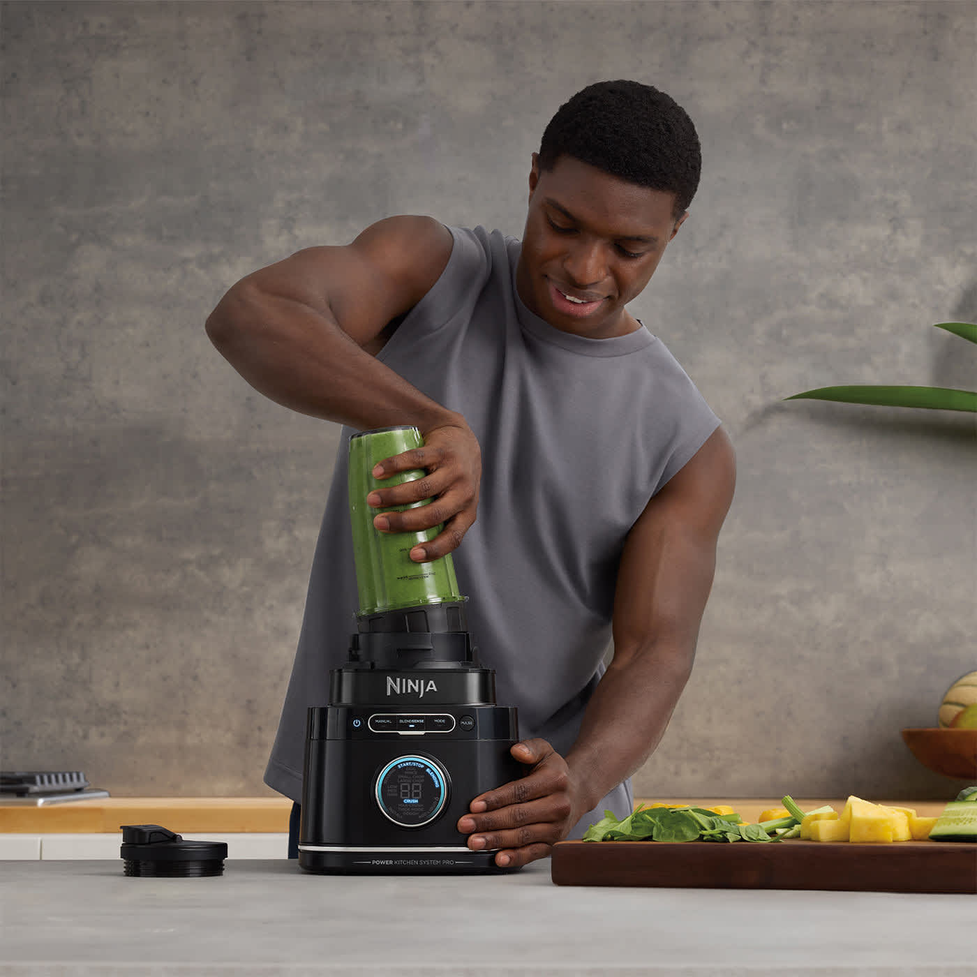 Hombre haciendo un batido en el procesador de alimentos Ninja