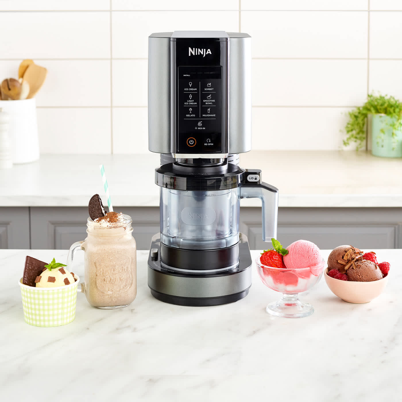 Heladera Ninja CREAMi en una cocina rodeada de postres fr&iacute;os