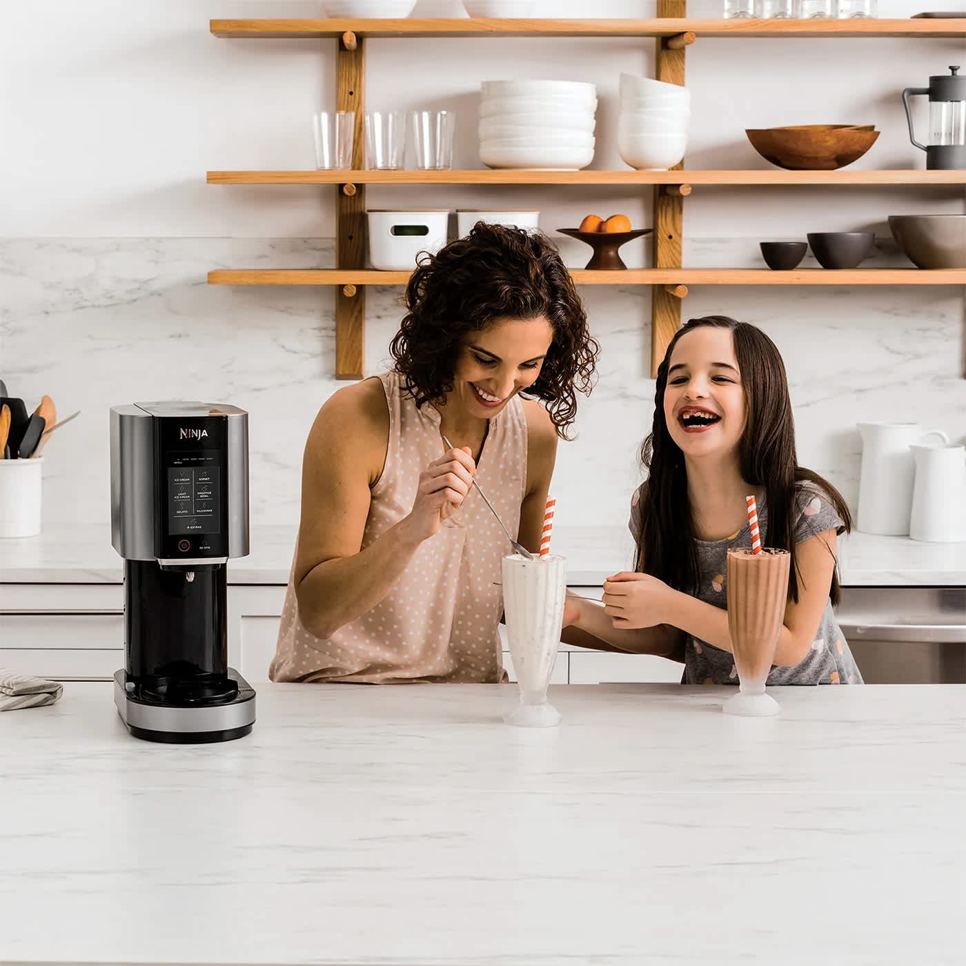 Madre e hija disfrtando de un batido hecho con la Ninja CREAMi