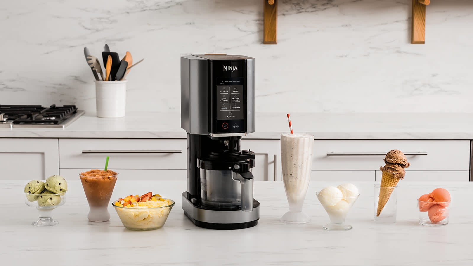 Heladera Ninja CREAMi en una cocina rodeada de postres fr&iacute;os