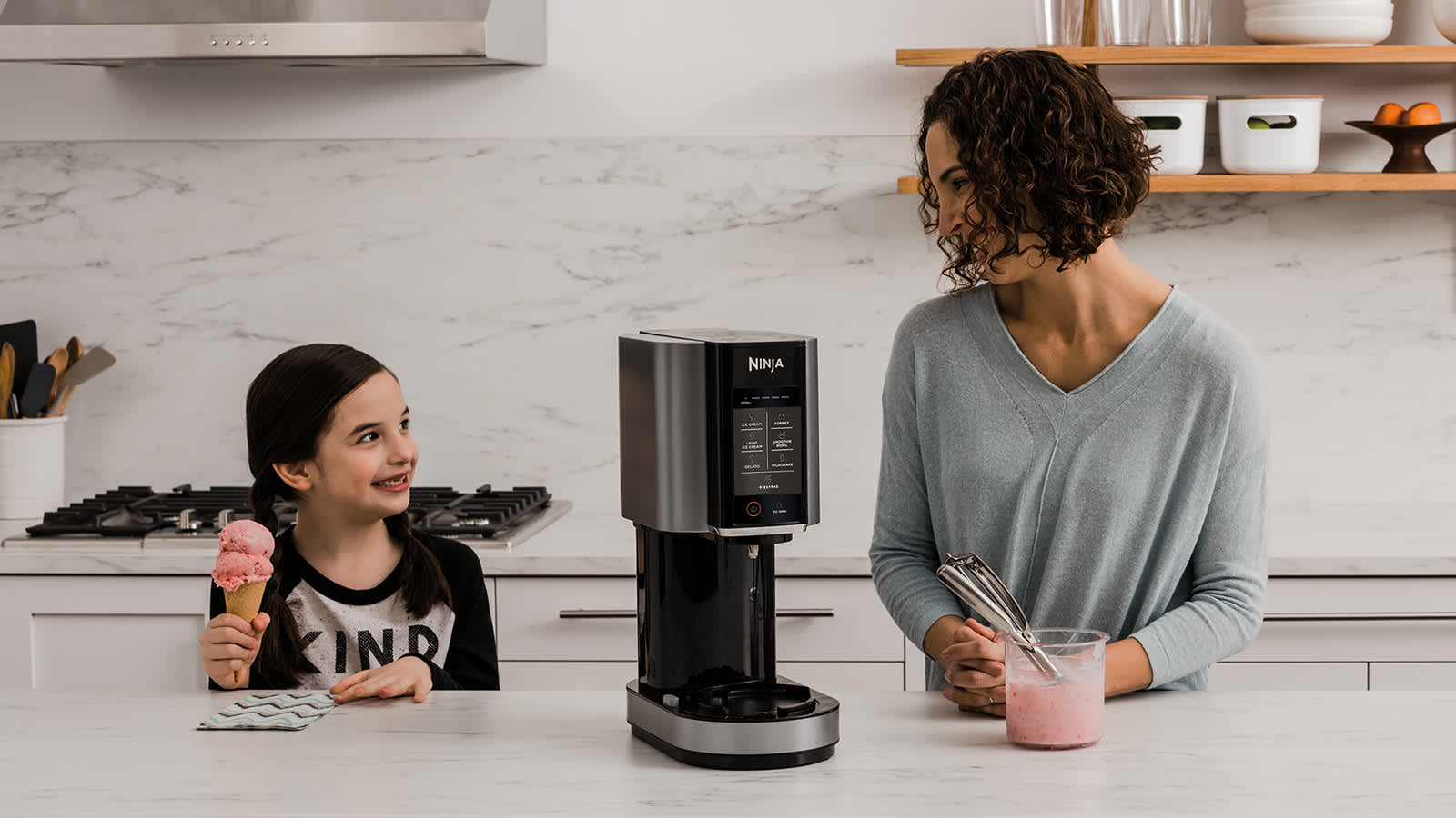 Madre e hija disfrutando de un helado hecho con la Heladera Ninja CREAMi 