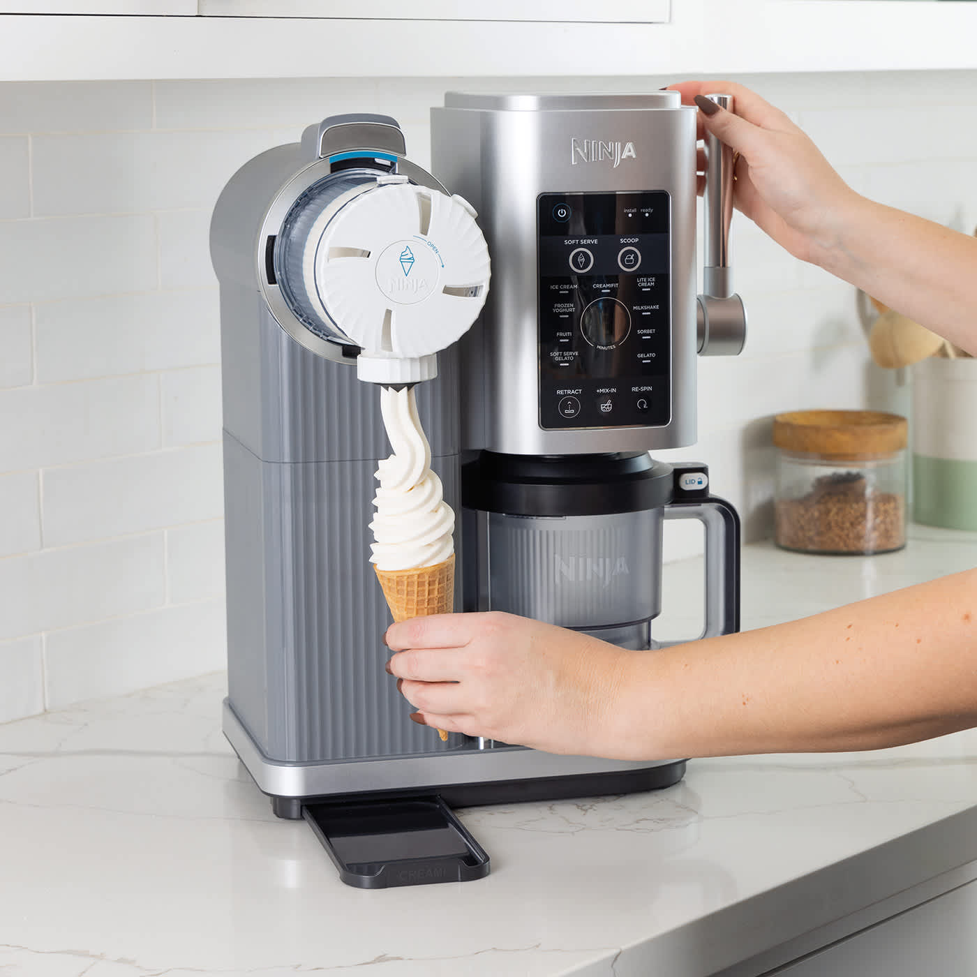 Mujer haciendo un helado de cucurucho con la heladera ninja creami swirl