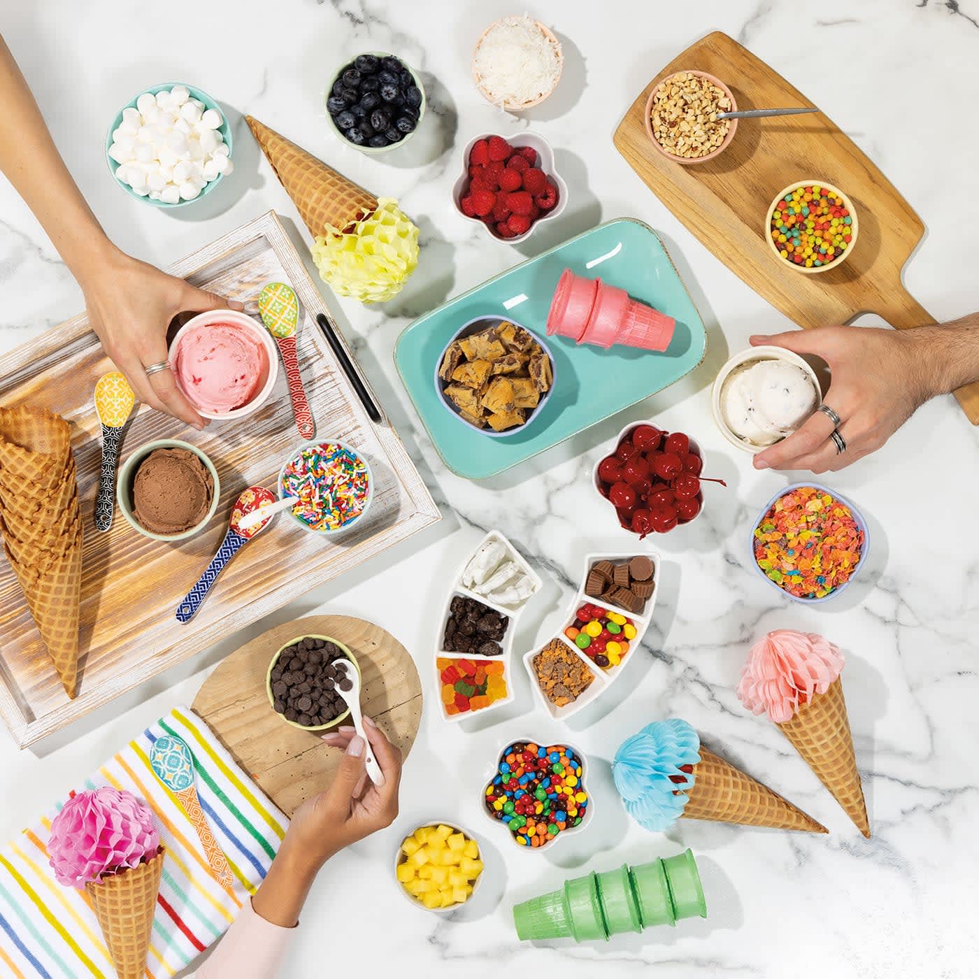 Varios helados y otros postres fr&iacute;os sobre una encimera