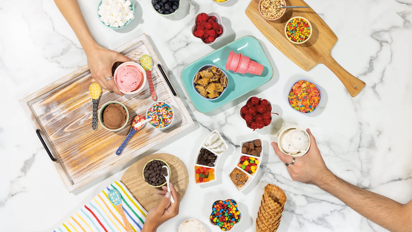 Table avec desserts r&eacute;alis&eacute;s avec l'appareil Ninja swirl