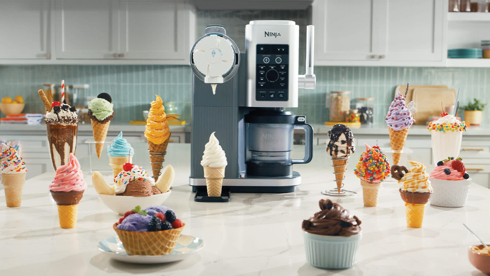 Heladera Ninja creami swirl con varios postres fr&iacute;os alrededor