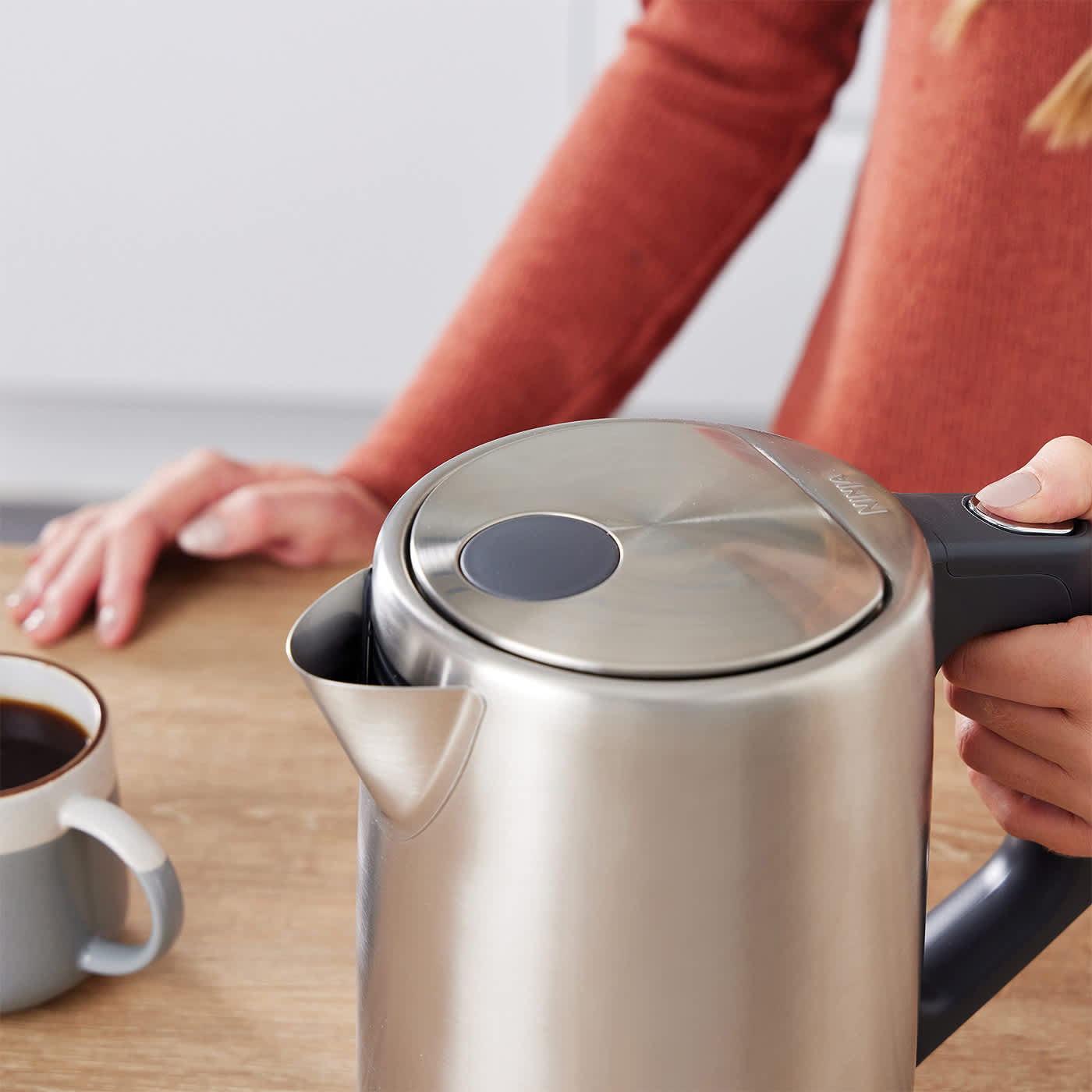 Mujer sosteniendo la kettle ninja