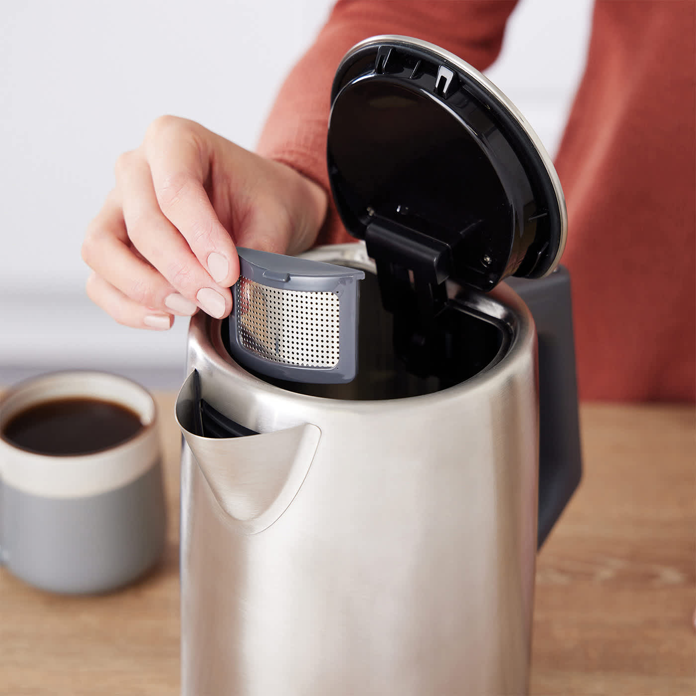 Mujer sacando el filtro de la kettle ninja