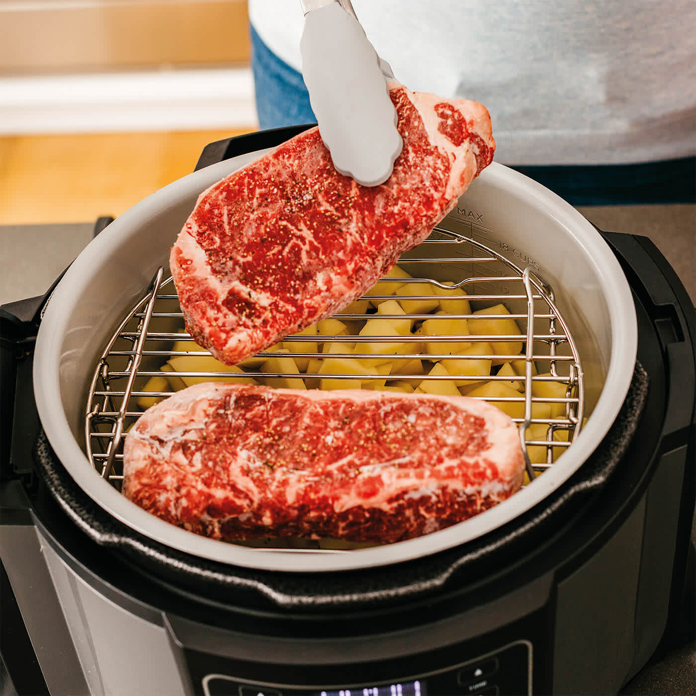 cocinando carne y patatas a la vez en la misma olla