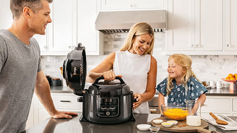 familia cocinando con la olla a presion ninja