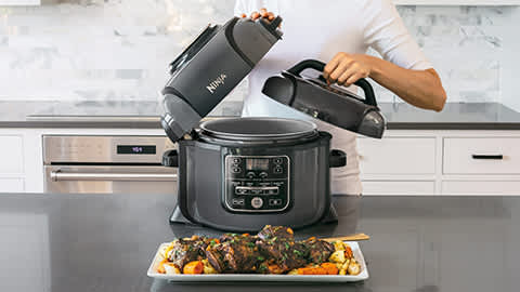 mujer cocinando con la olla a presion ninja