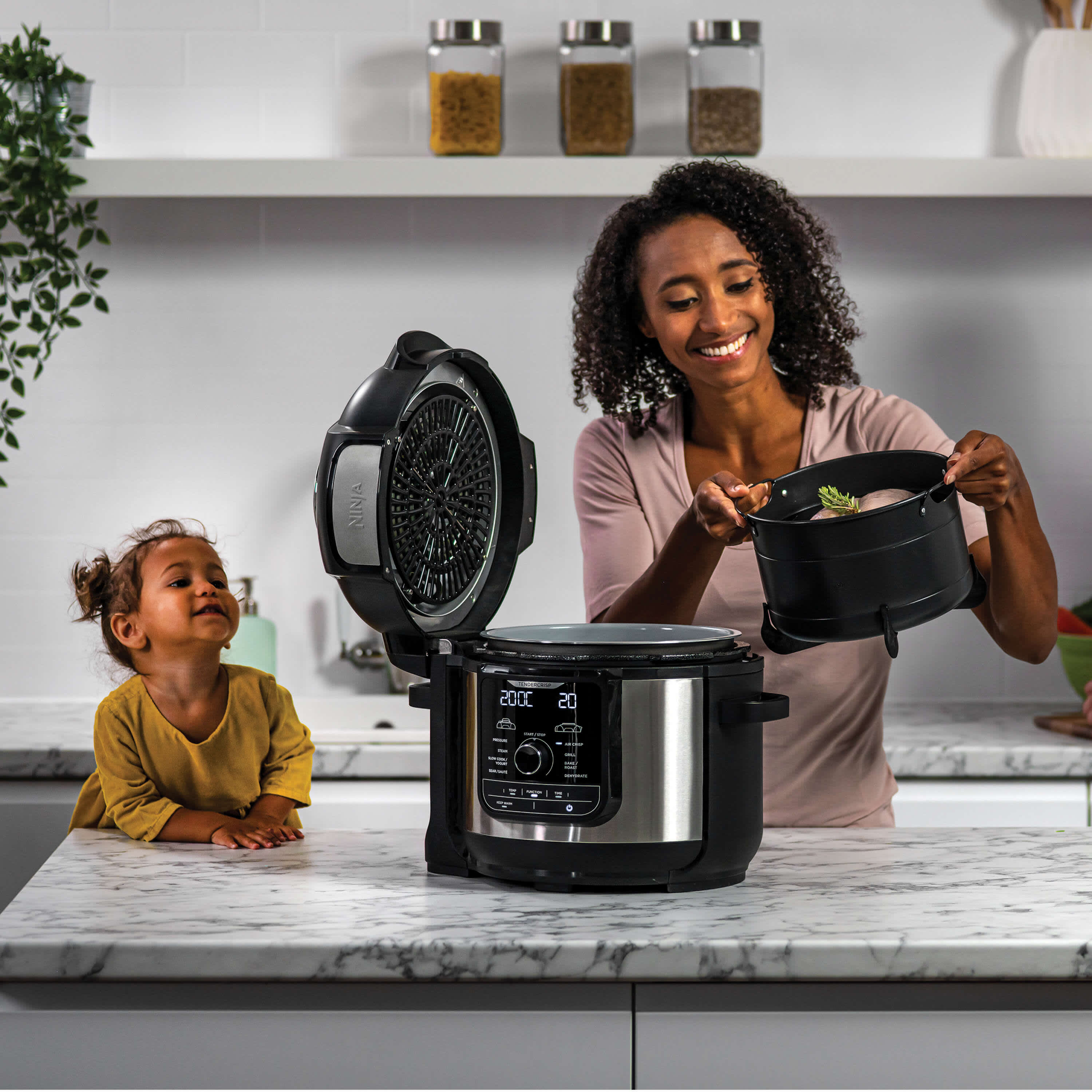 mujer cocinando con una olla ninja 