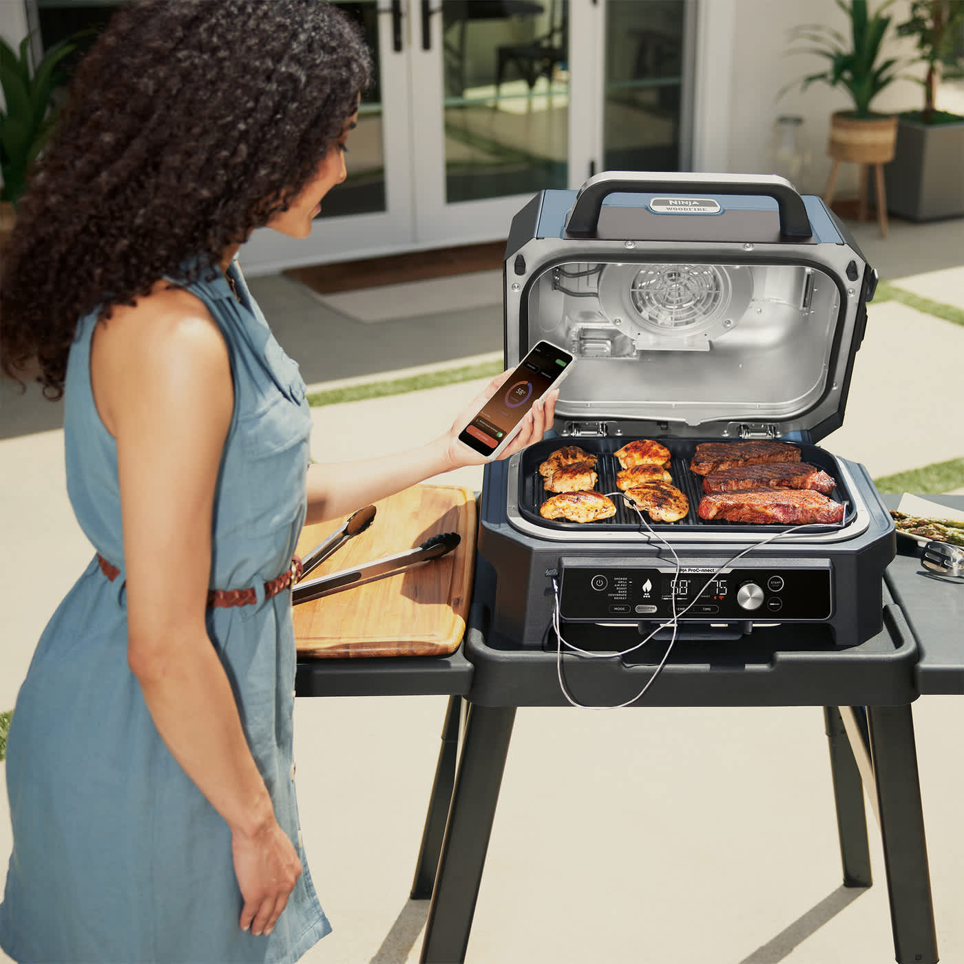 Mujer cocinando en una barbacoa