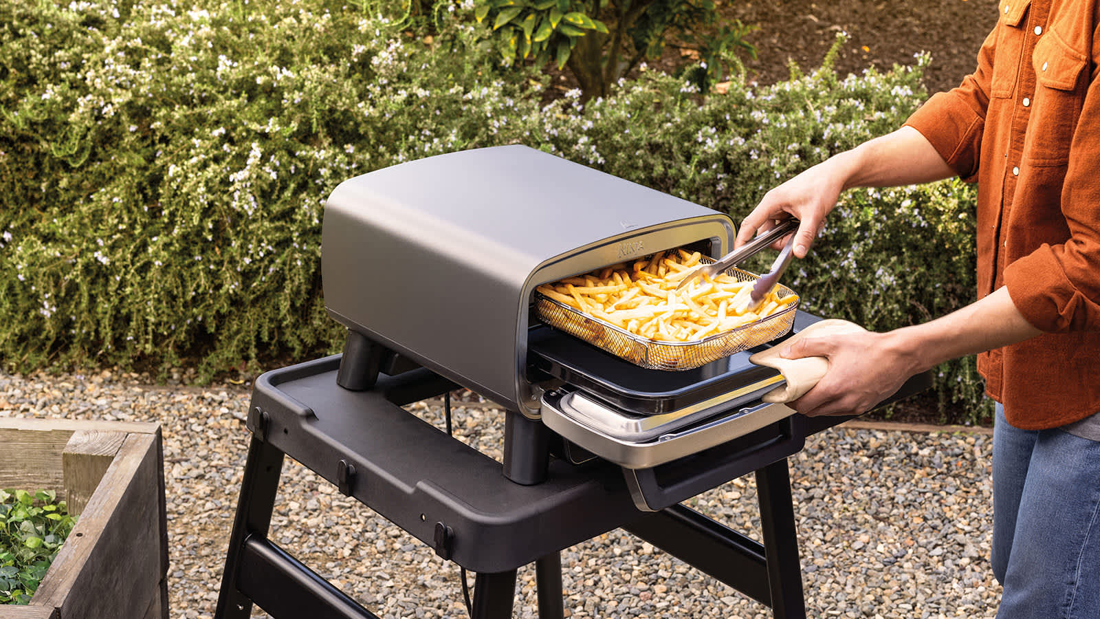 Horno pizzero exterior de Ninja  cocinado patatas fritas