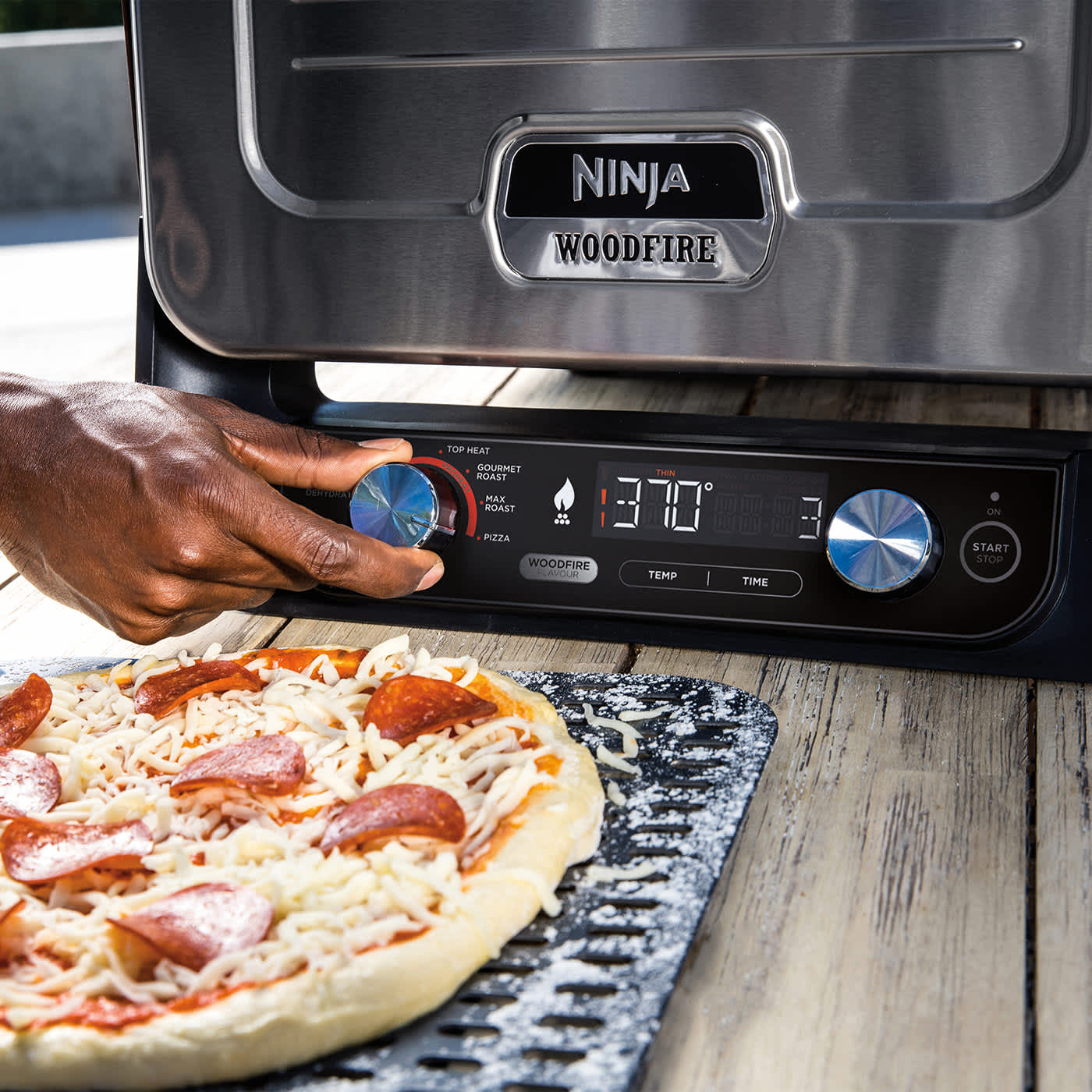Hombre programando el horno ninja