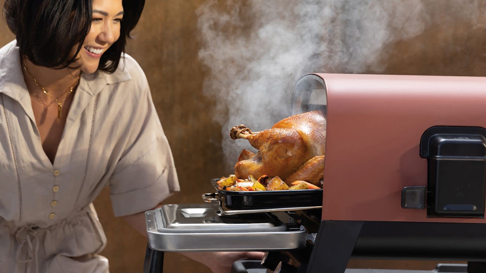Ccocinado un pollo entero en el ahumador del horno exterior Ninja