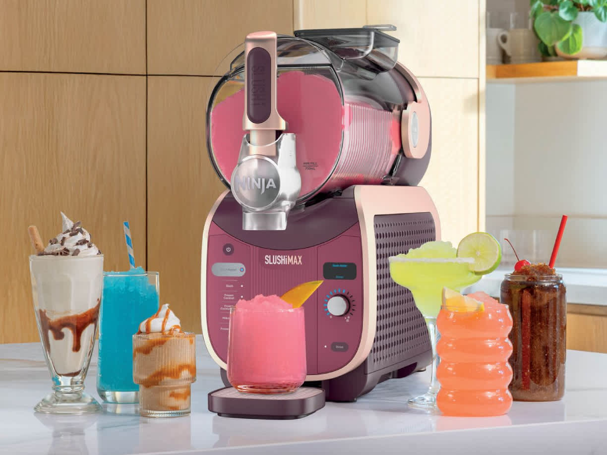 ninja slushi con varias 6 bebidas heladas en una encimera