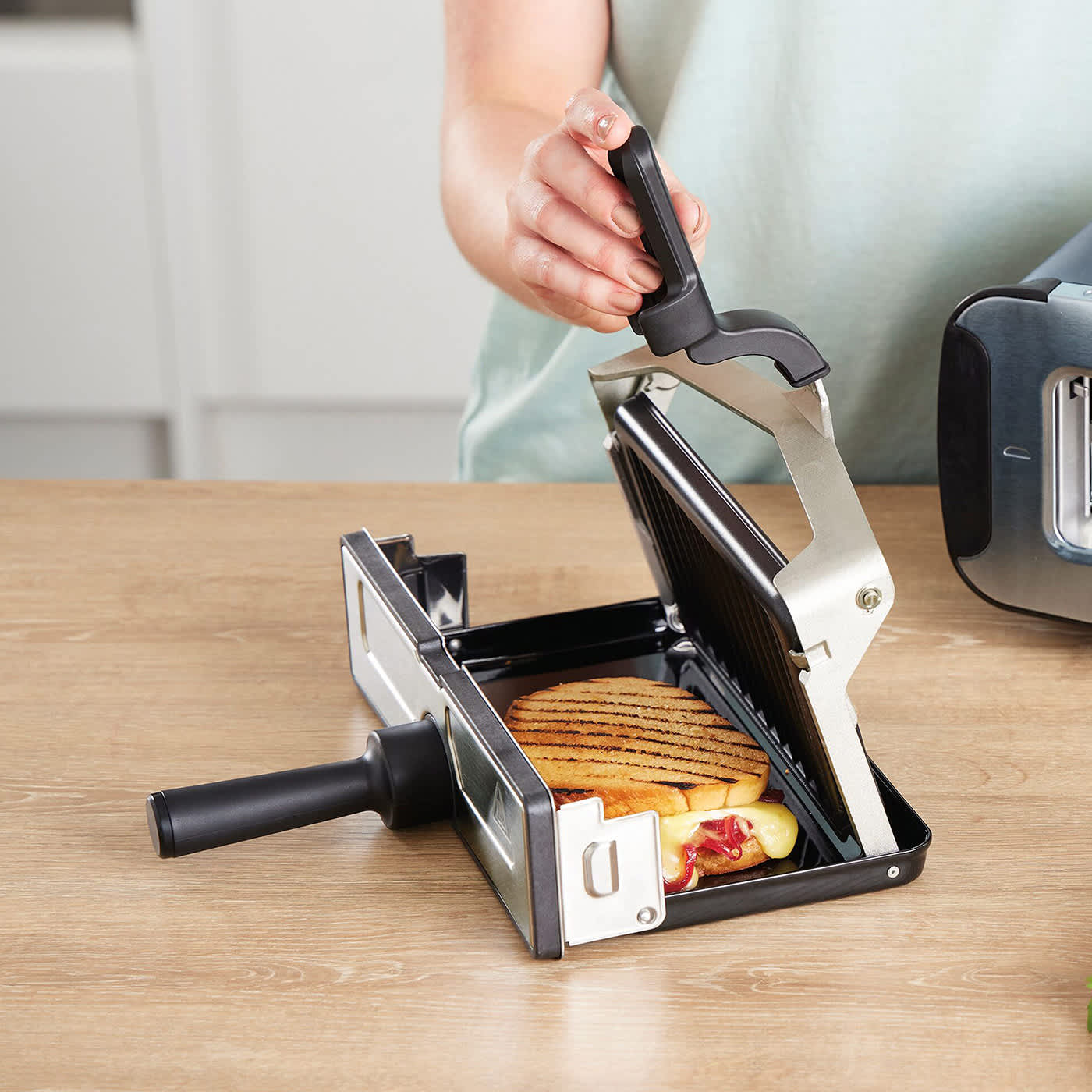 mujer haciendo un sandwich