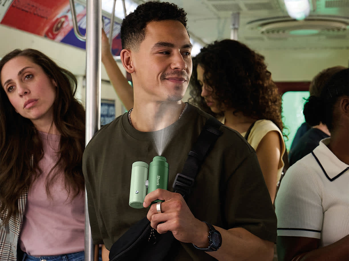 hombre en el metro refresc&aacute;ndose con el ventilador port&aacute;til shark chillpill