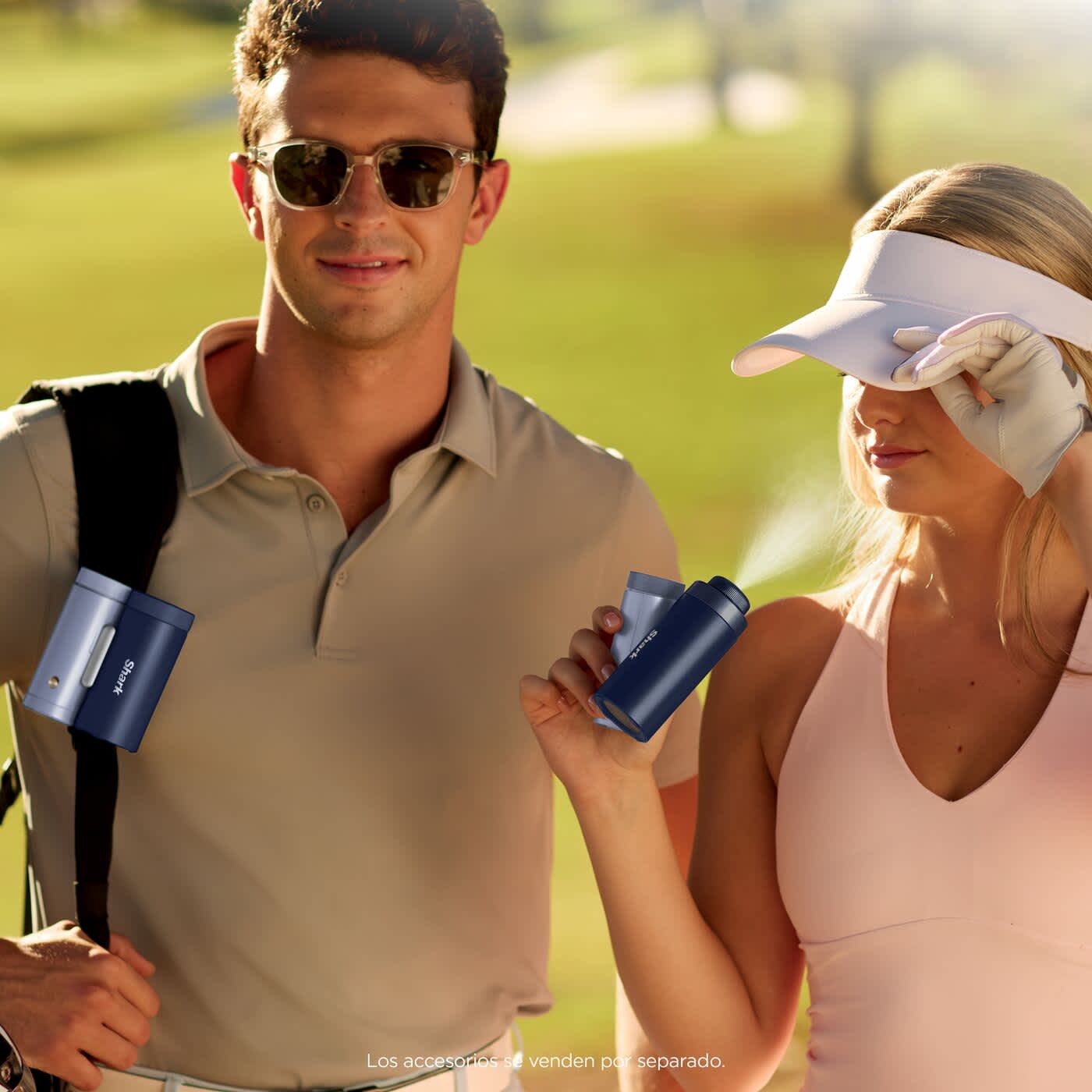 hombre y mujer refresc&aacute;ndose con el ventilador port&aacute;til shark chillpill