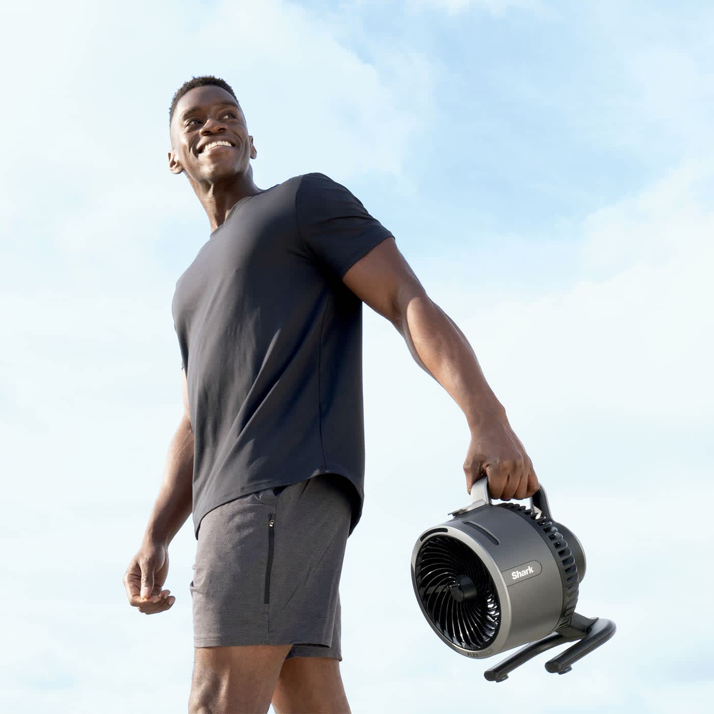 Homme portant un ventilateur Shark.