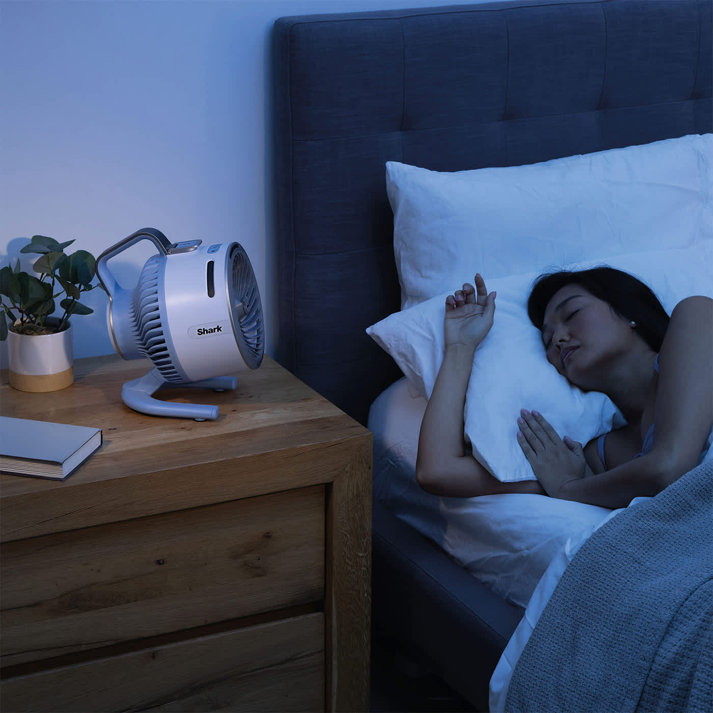 MUjer durmiendo con el ventilador al lado