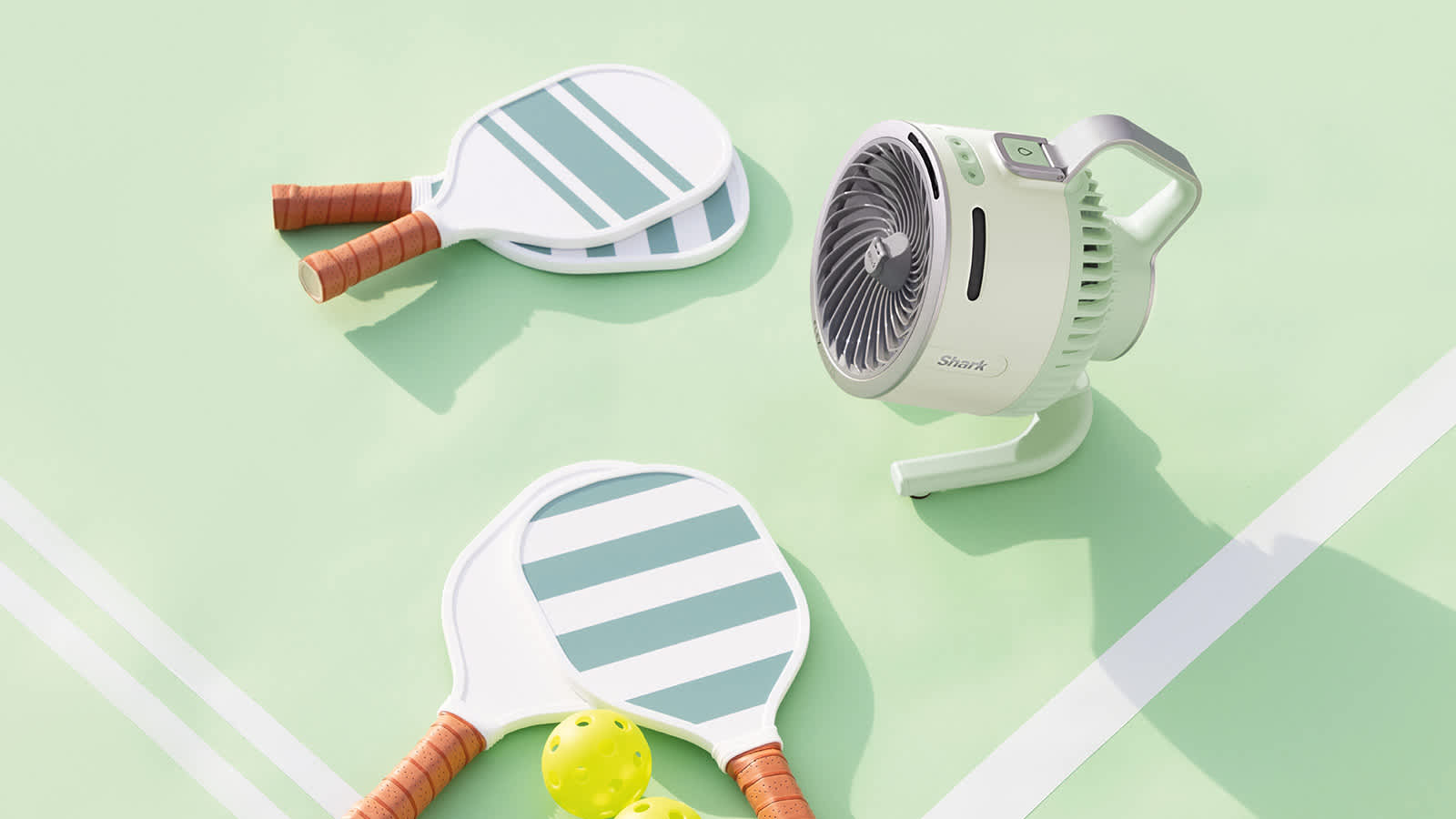 ventilador verde sobre una cancha de tenis