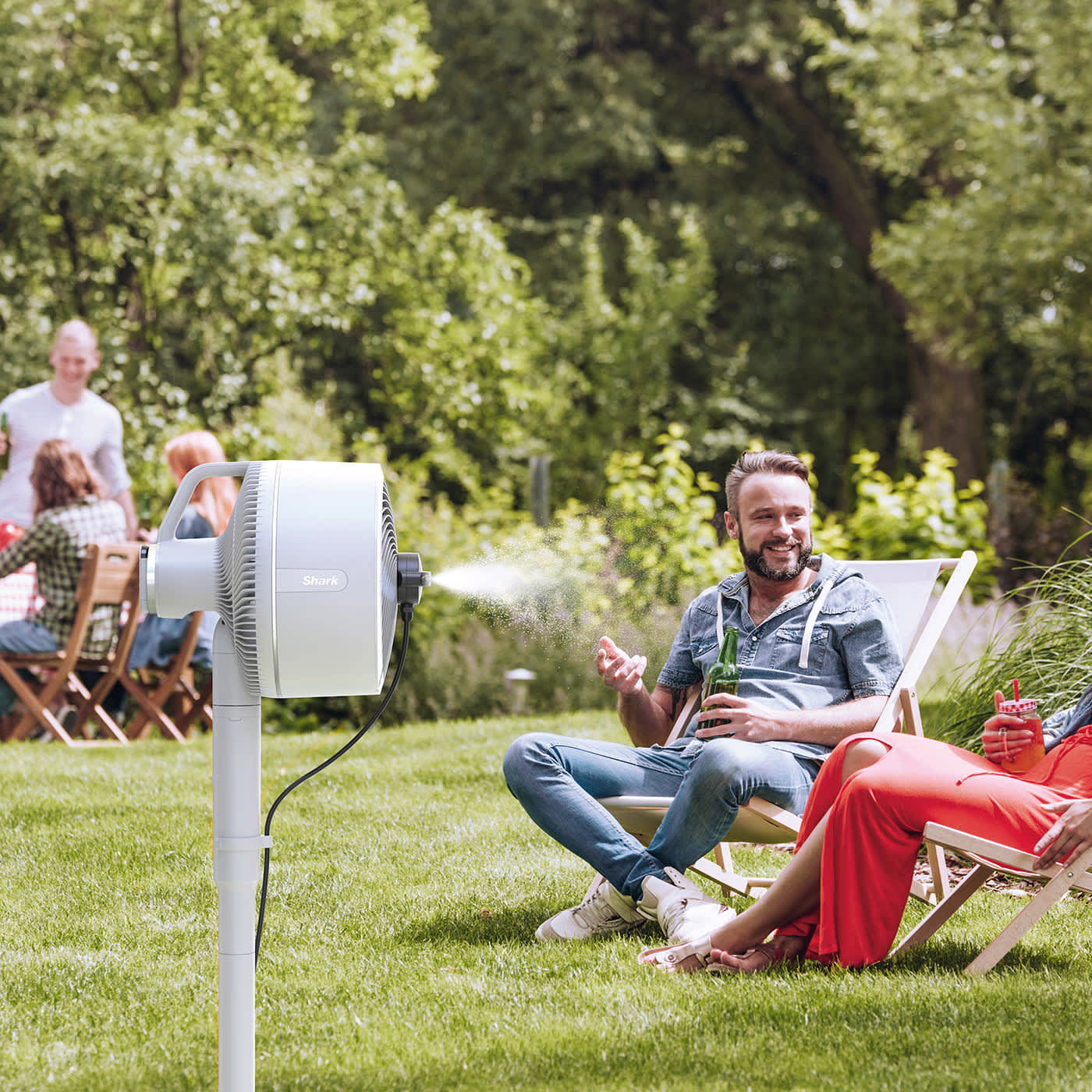 ventilador shark con el accesorio nebulizador vaporizando agua en un jardin