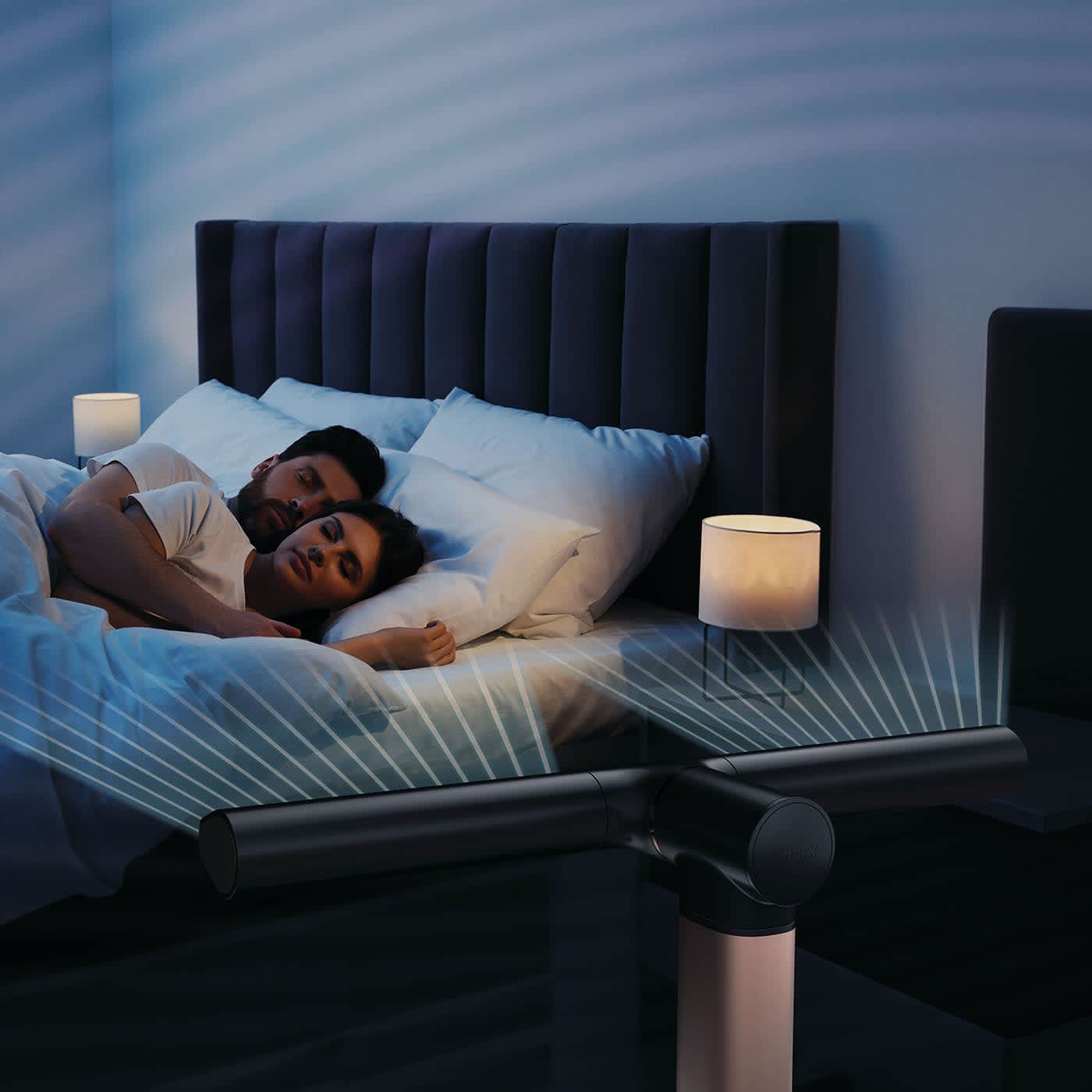 pareja durminedo con el ventilador 