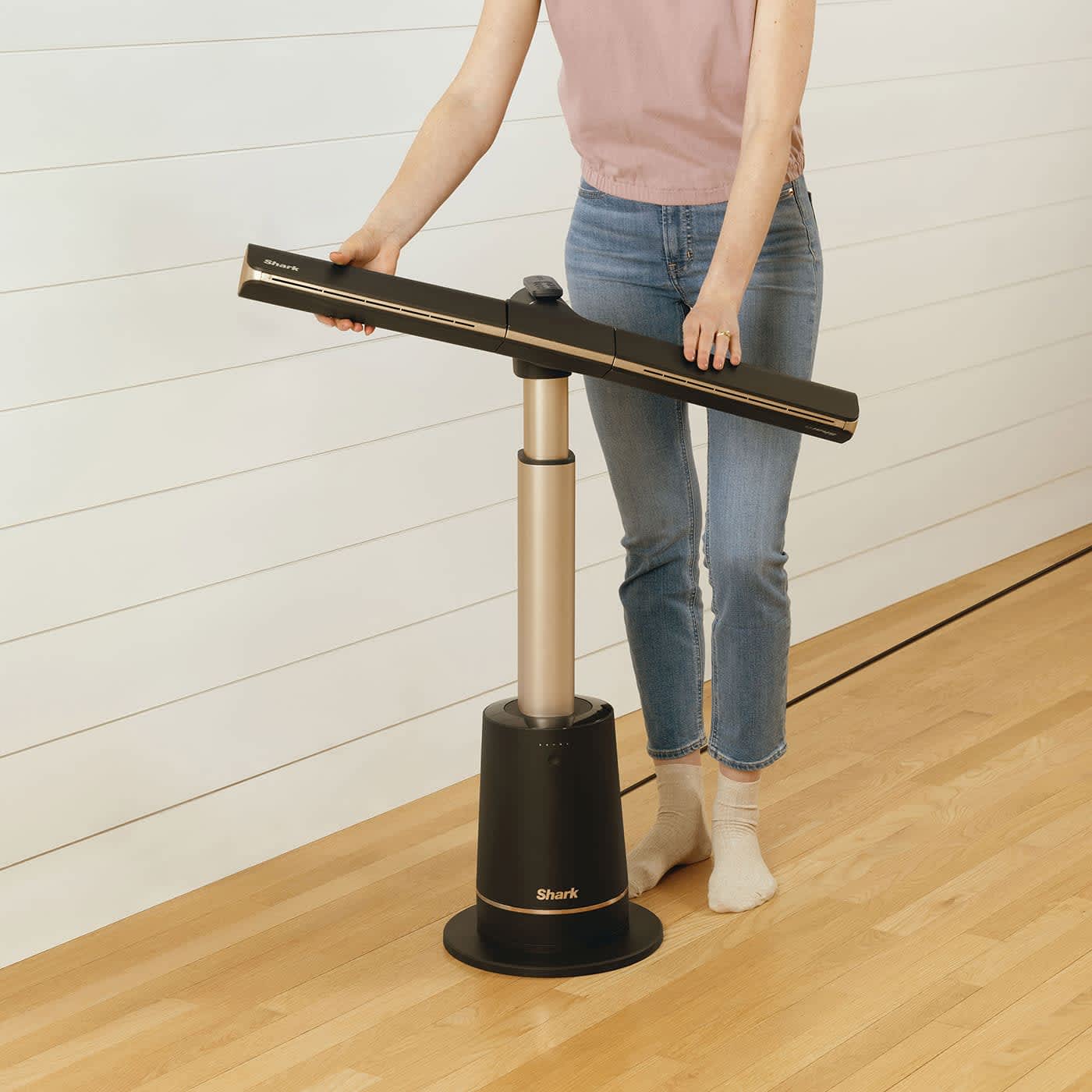 mujer girando el ventilador