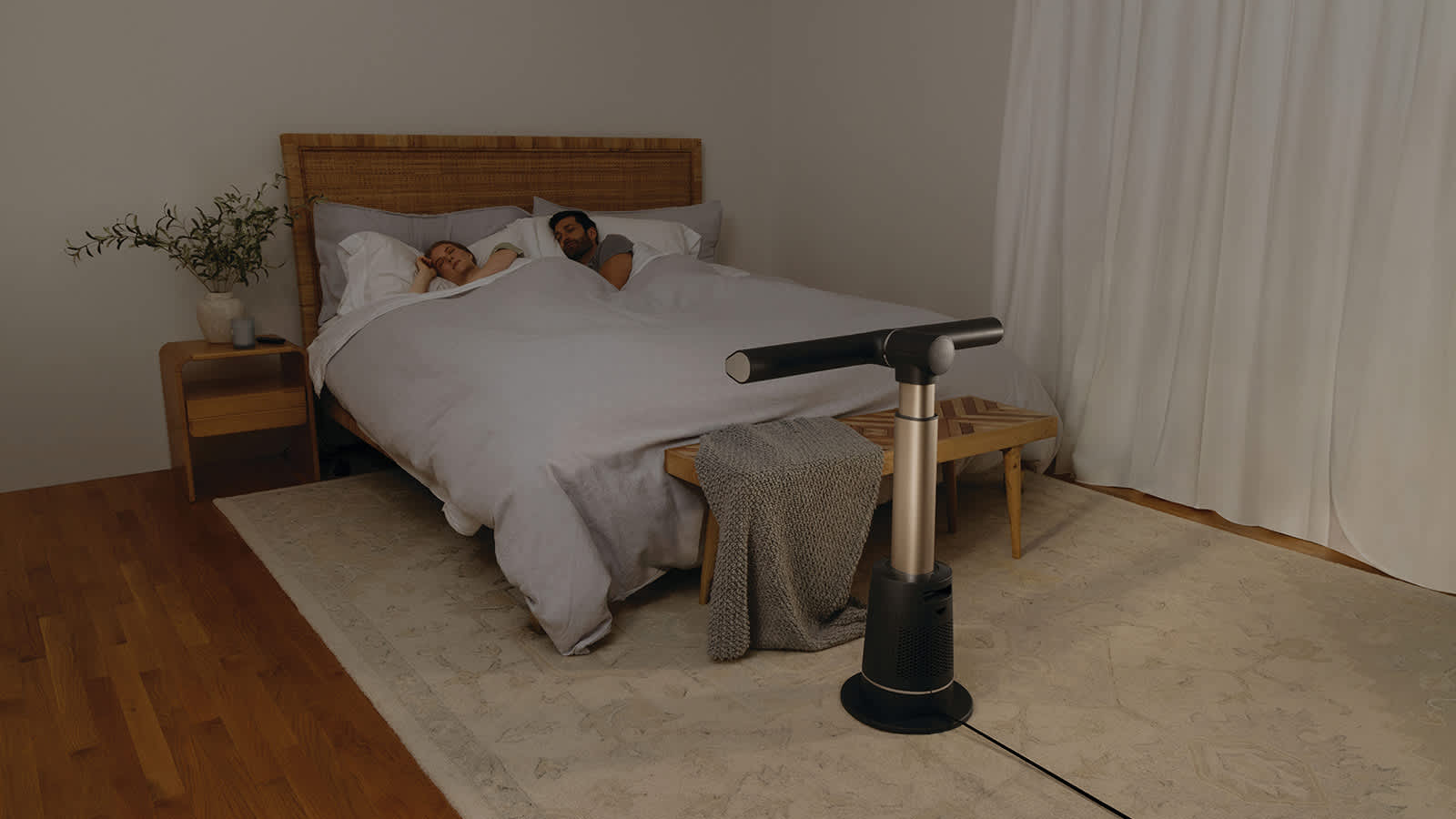 pareja durmiendo con el ventilador shark silencioso encendido