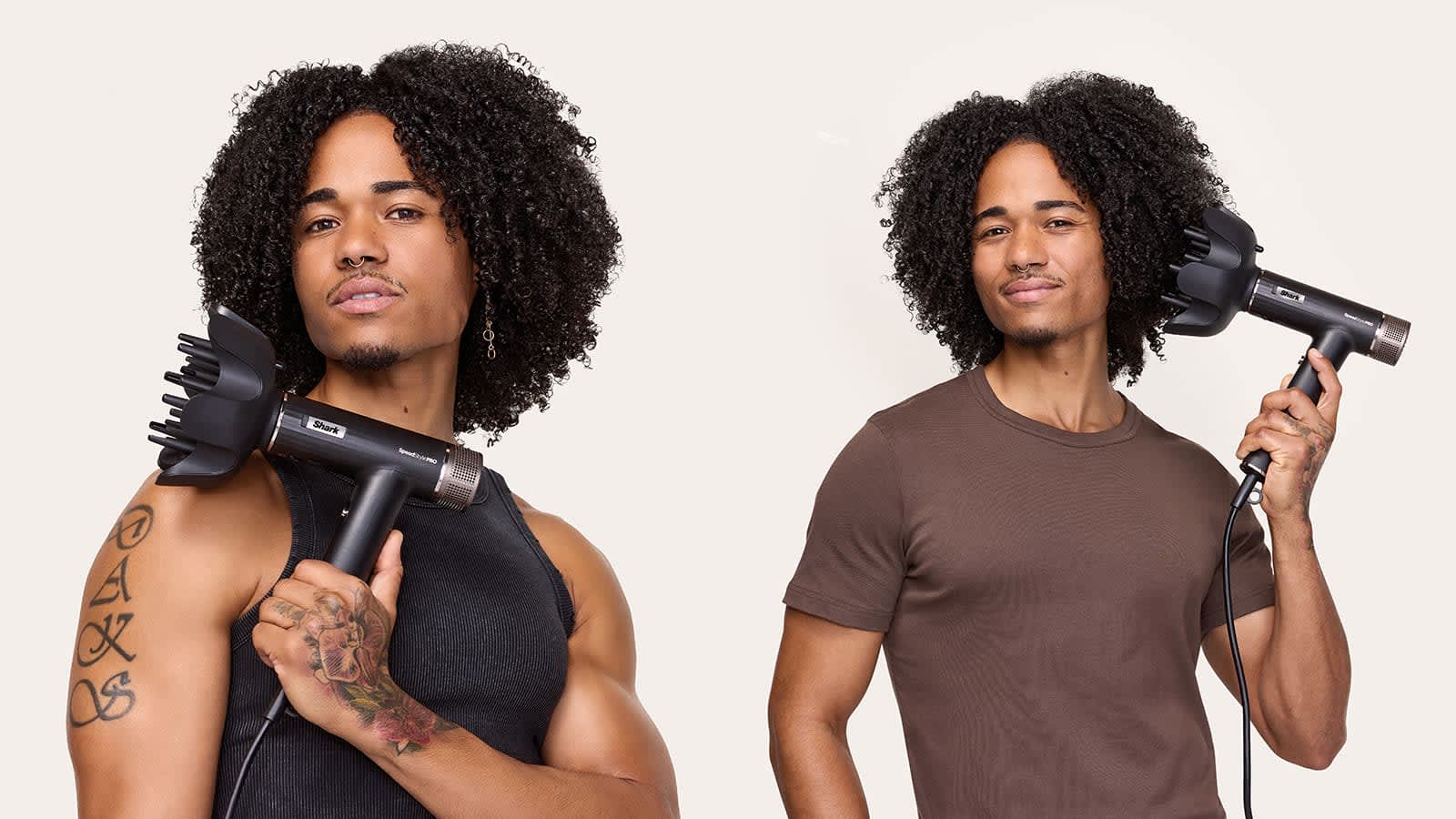Homme utilisant un diffuseur &agrave; cheveux.
