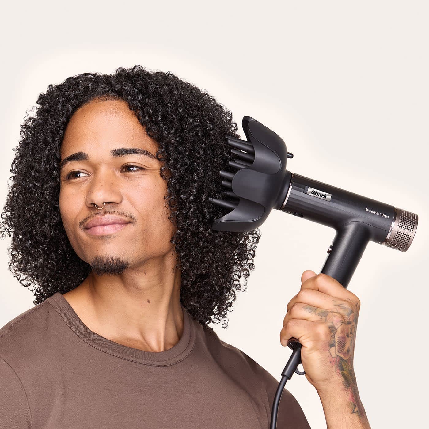 Homme utilisant un diffuseur &agrave; cheveux.