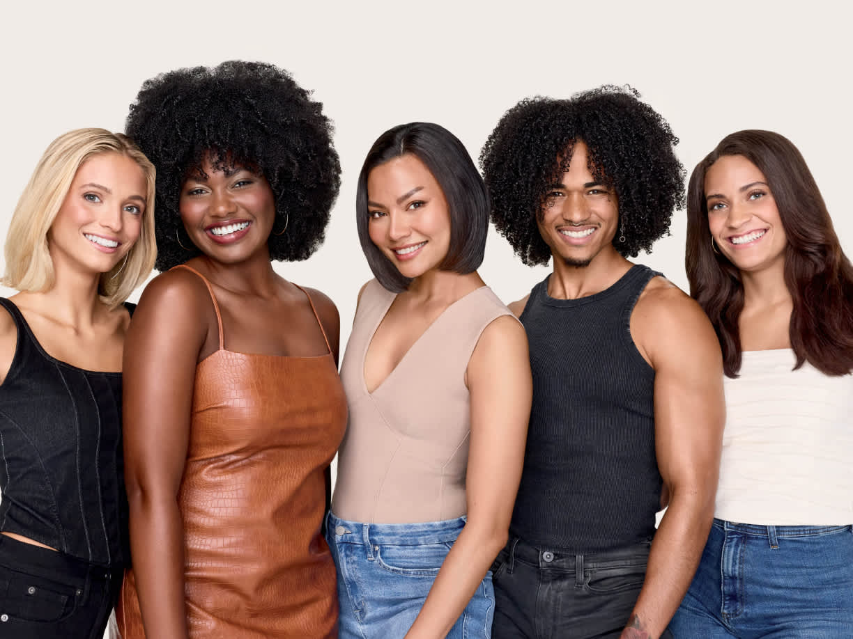 4 mujeres y 1 hombre con distintos tipos de cabello