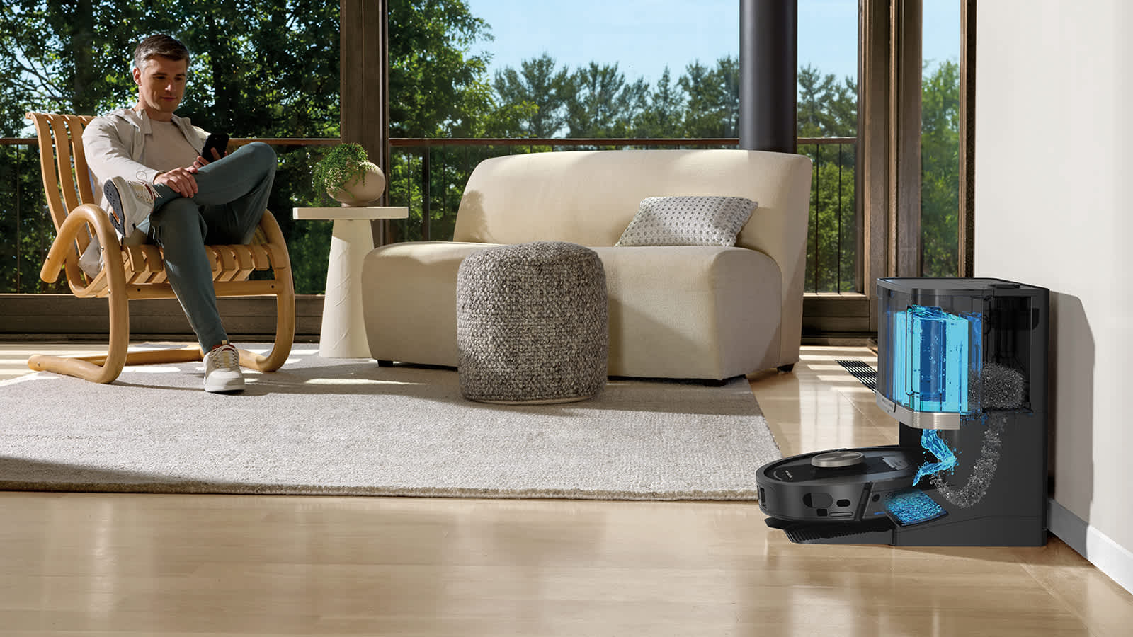 robot vaci&aacute;ndose en la base de autovaciado