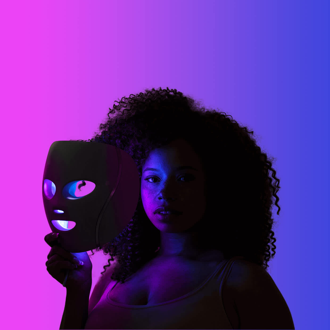 mujer con la m&aacute;scara luz led shark cyoglow y una luz morada