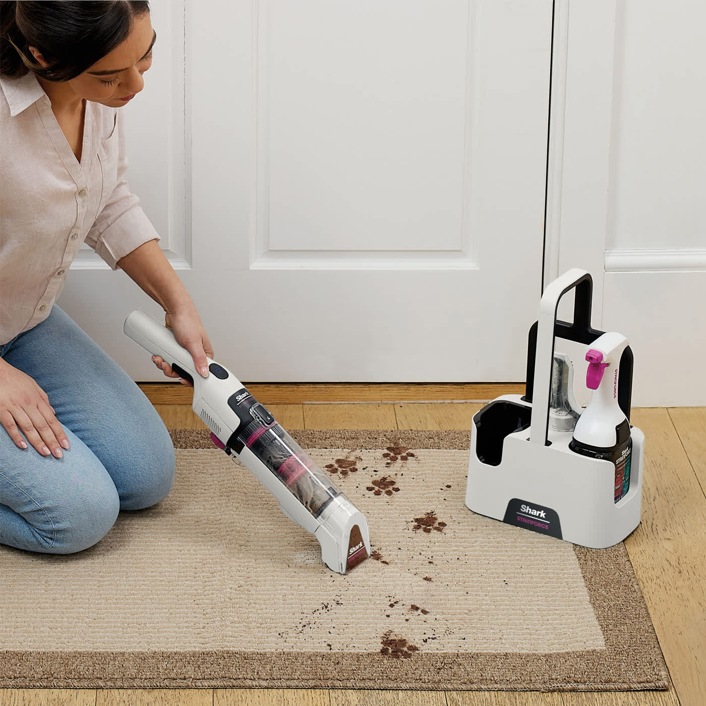 Personne retirant une tache sur un tapis avec un nettoyeur d&eacute;tacheur.