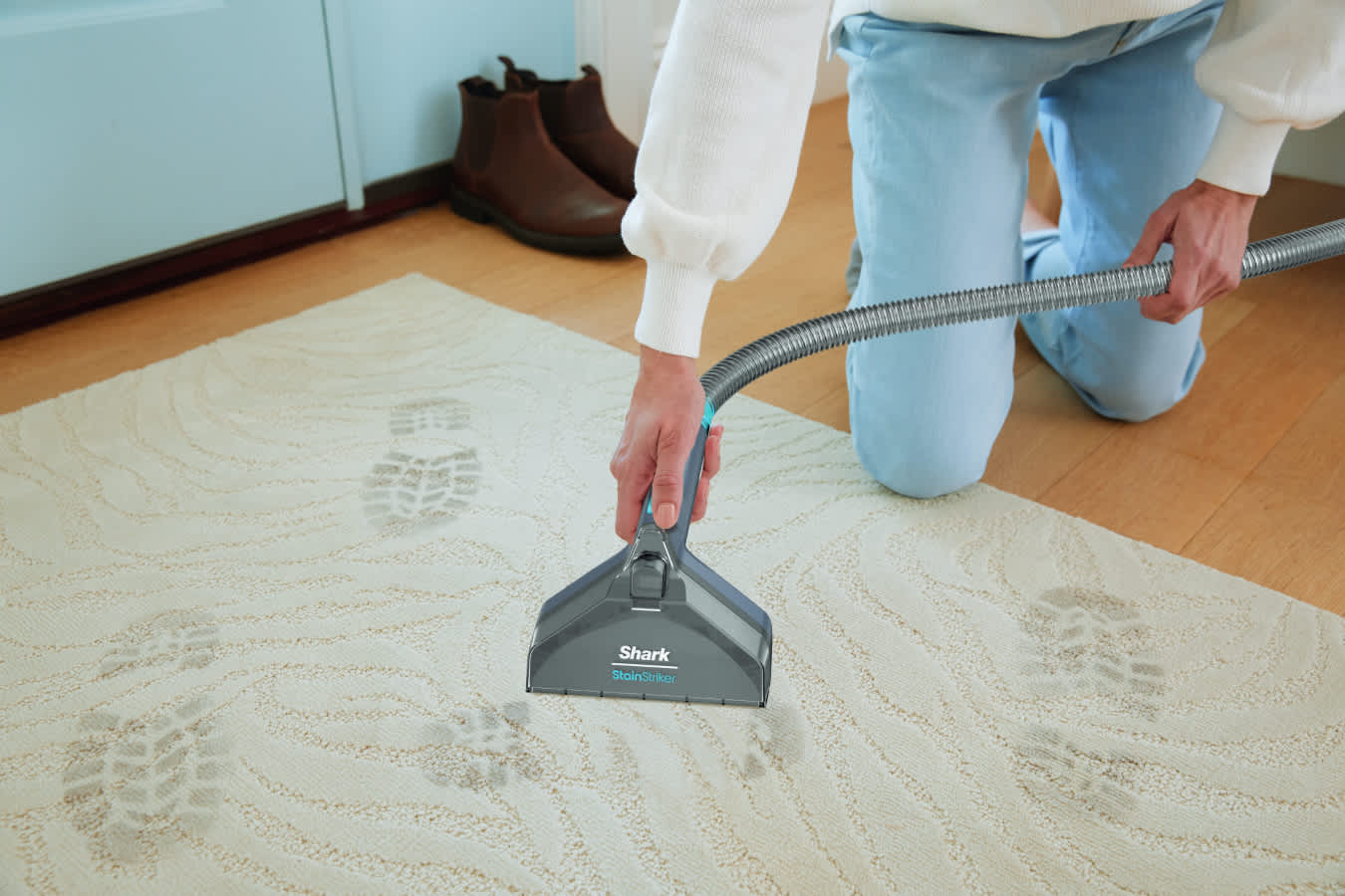 mujer limpiando huellas de alfombra