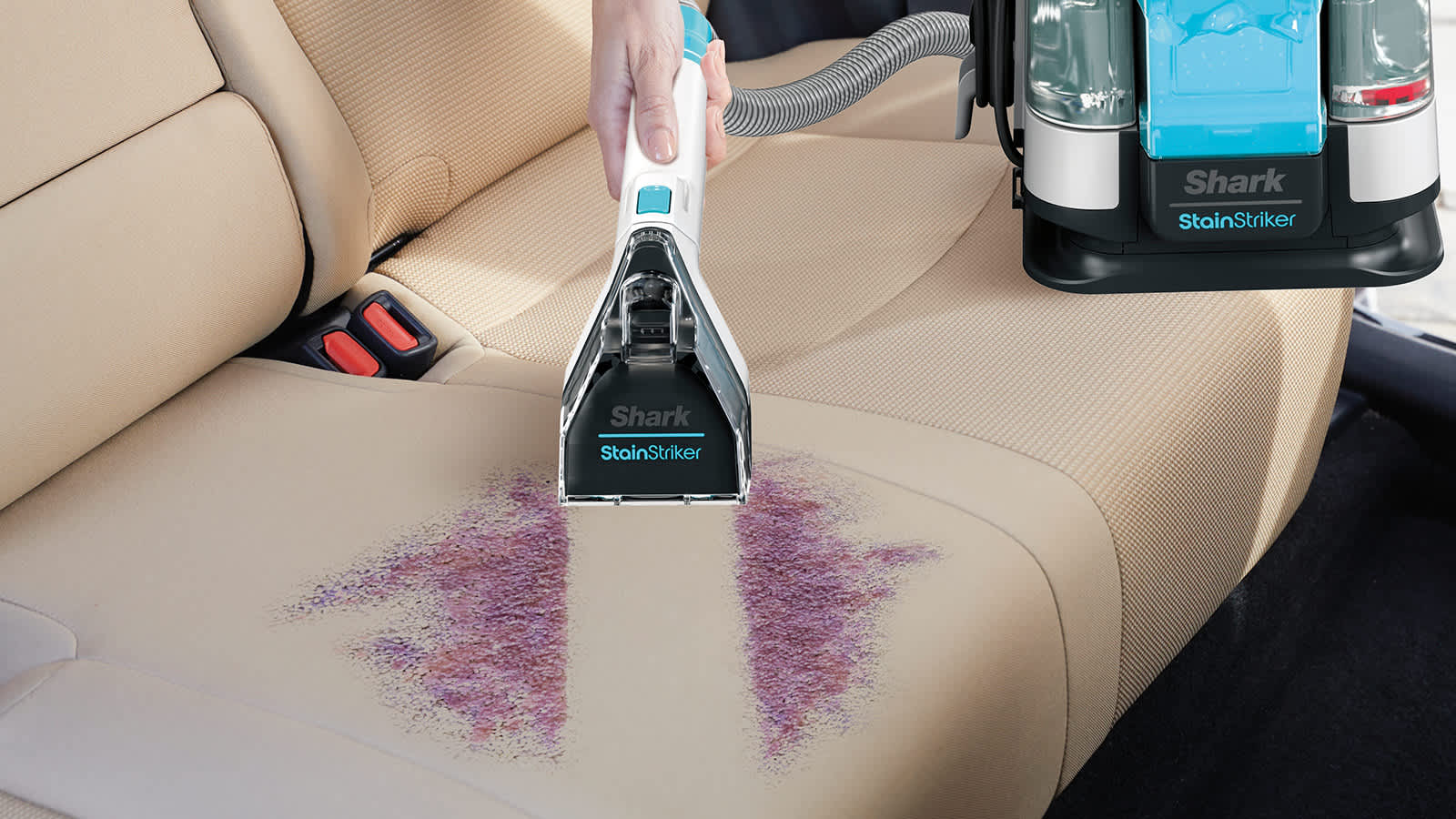 mujer limpiando tapicer&iacute;a de coche