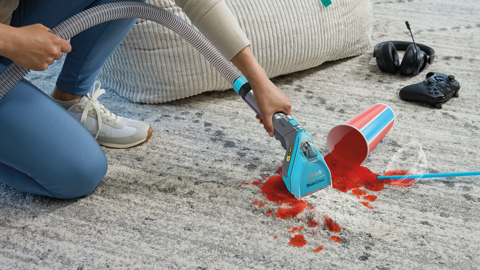 mujer limpiando mancha de alfombra
