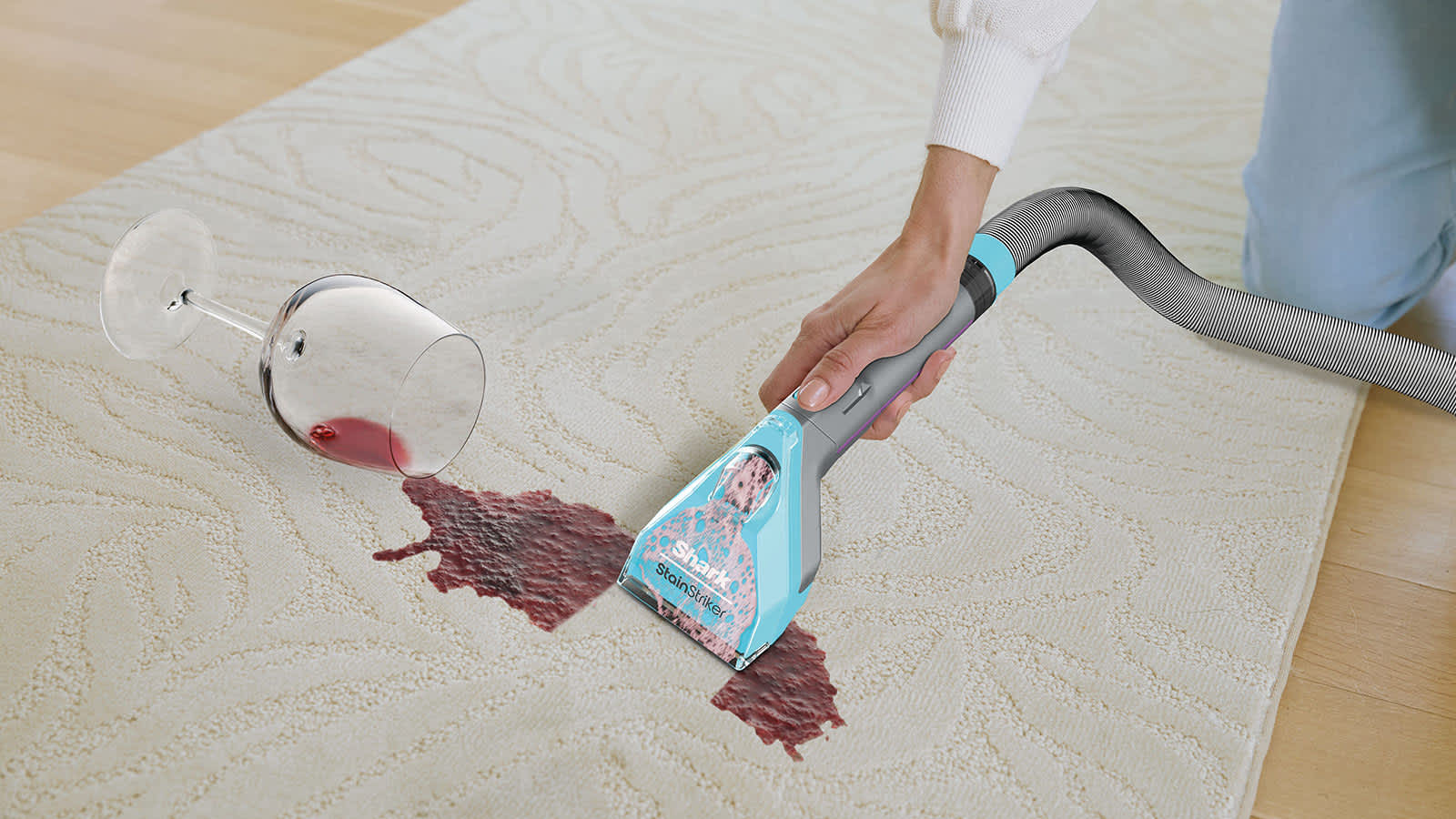 mujer limpiando mancha de vino de alfombra