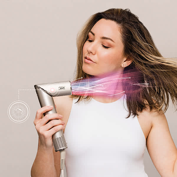 mujer sec&aacute;ndose el pelo con el secador moldeador shark flexstyle