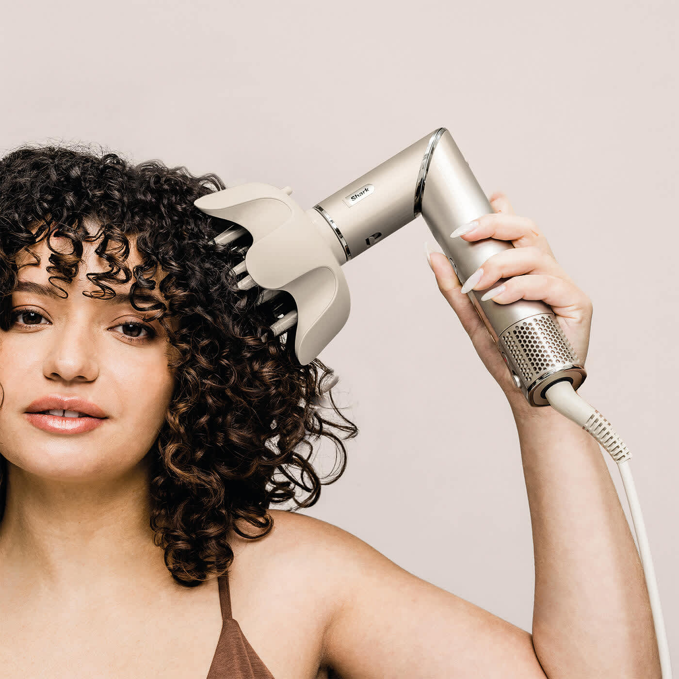 Femme utilisant un diffuseur.