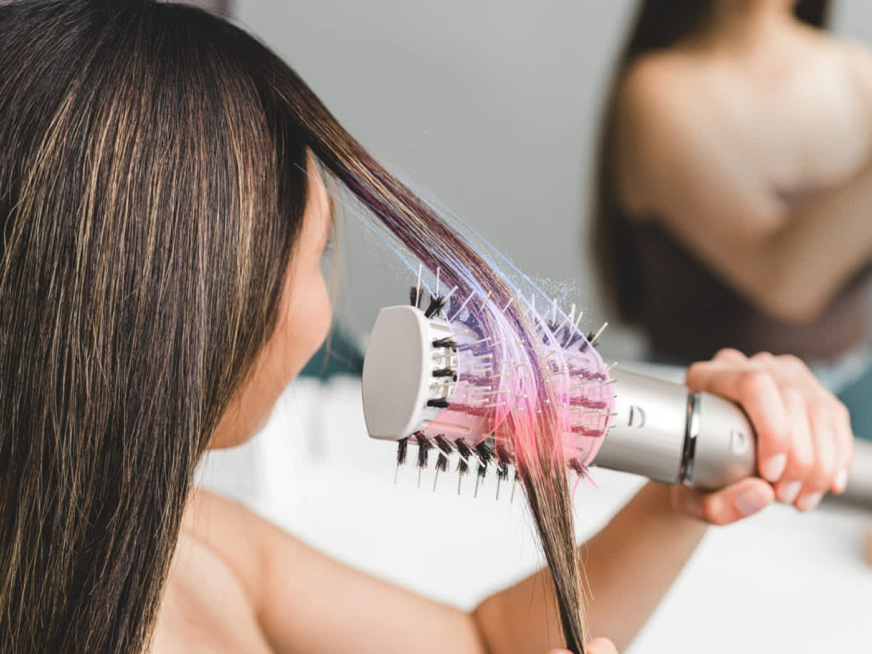 Mujer alis&aacute;ndose el pelo sin da&ntilde;os por el calor