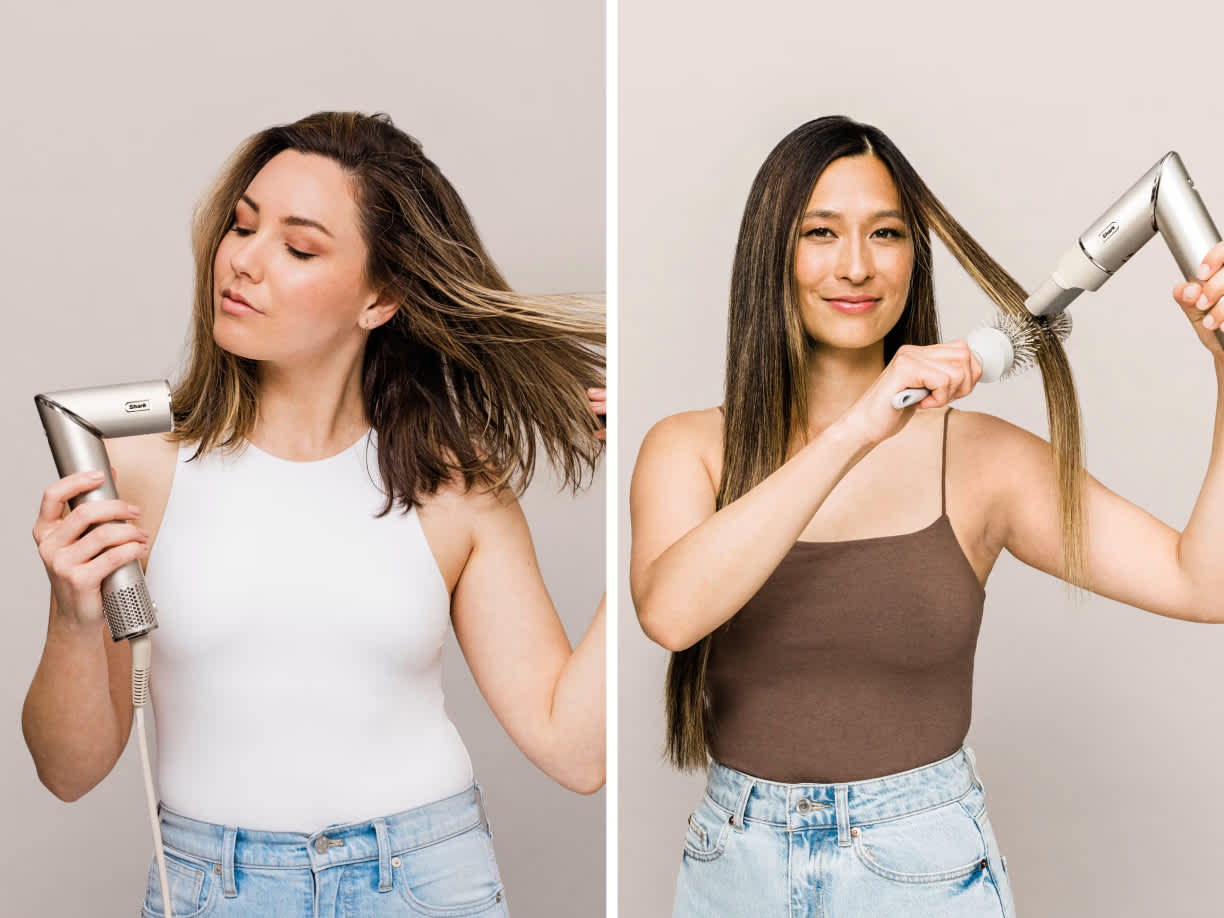 2 mujeres secandose el pelo con distintos cabezales