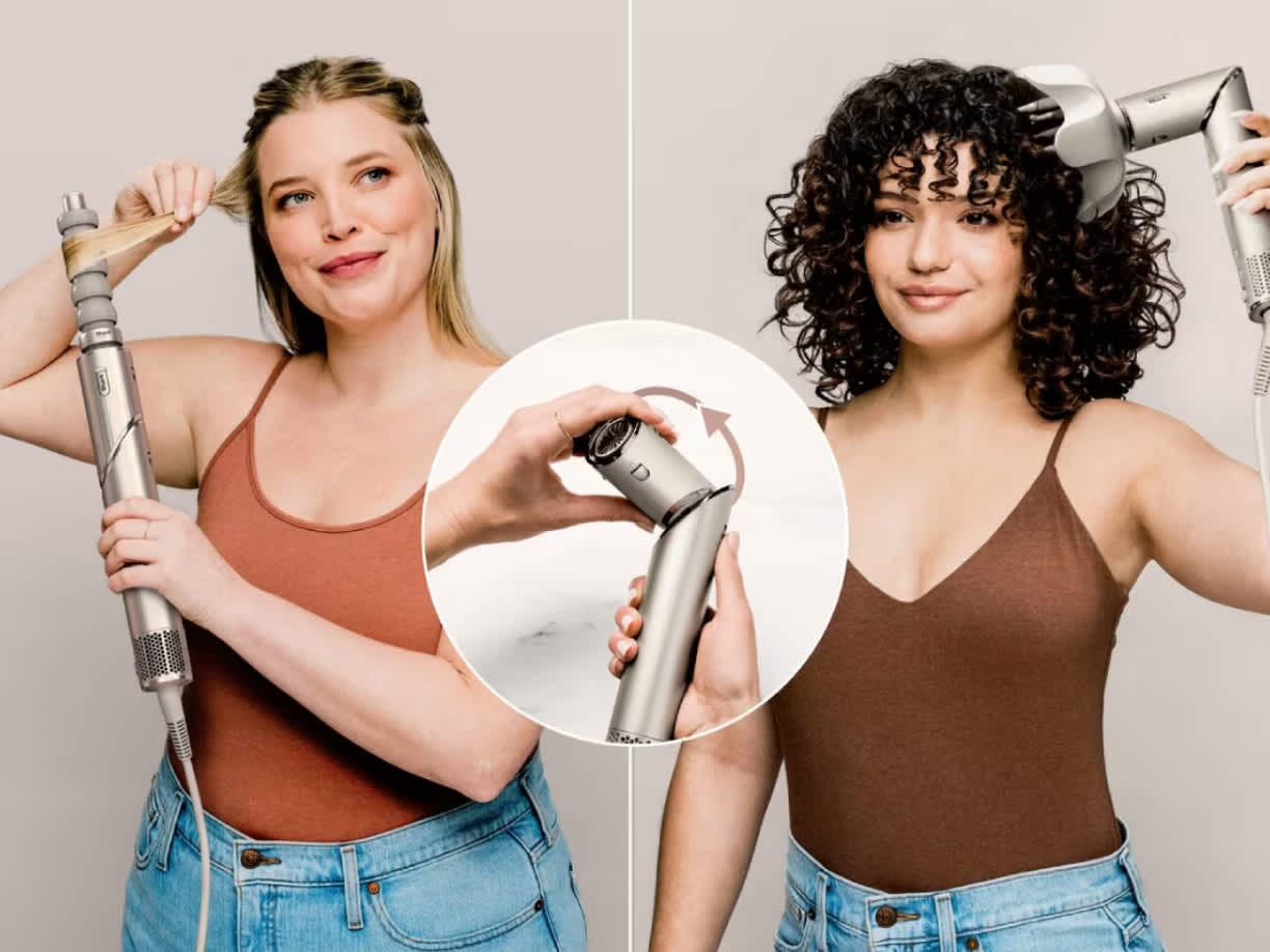 Mujer riz&aacute;ndose el pelo y mujer sec&aacute;ndose el pelo