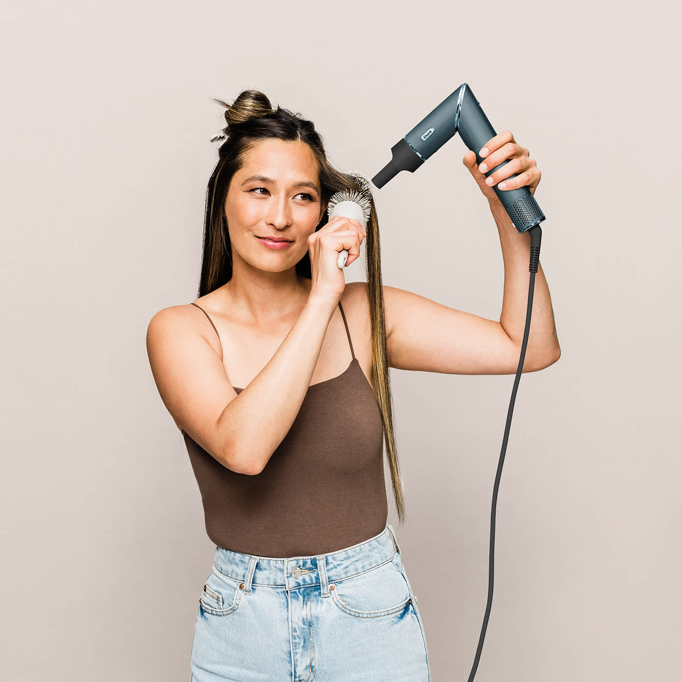 Mujer sec&aacute;ndose el pelo