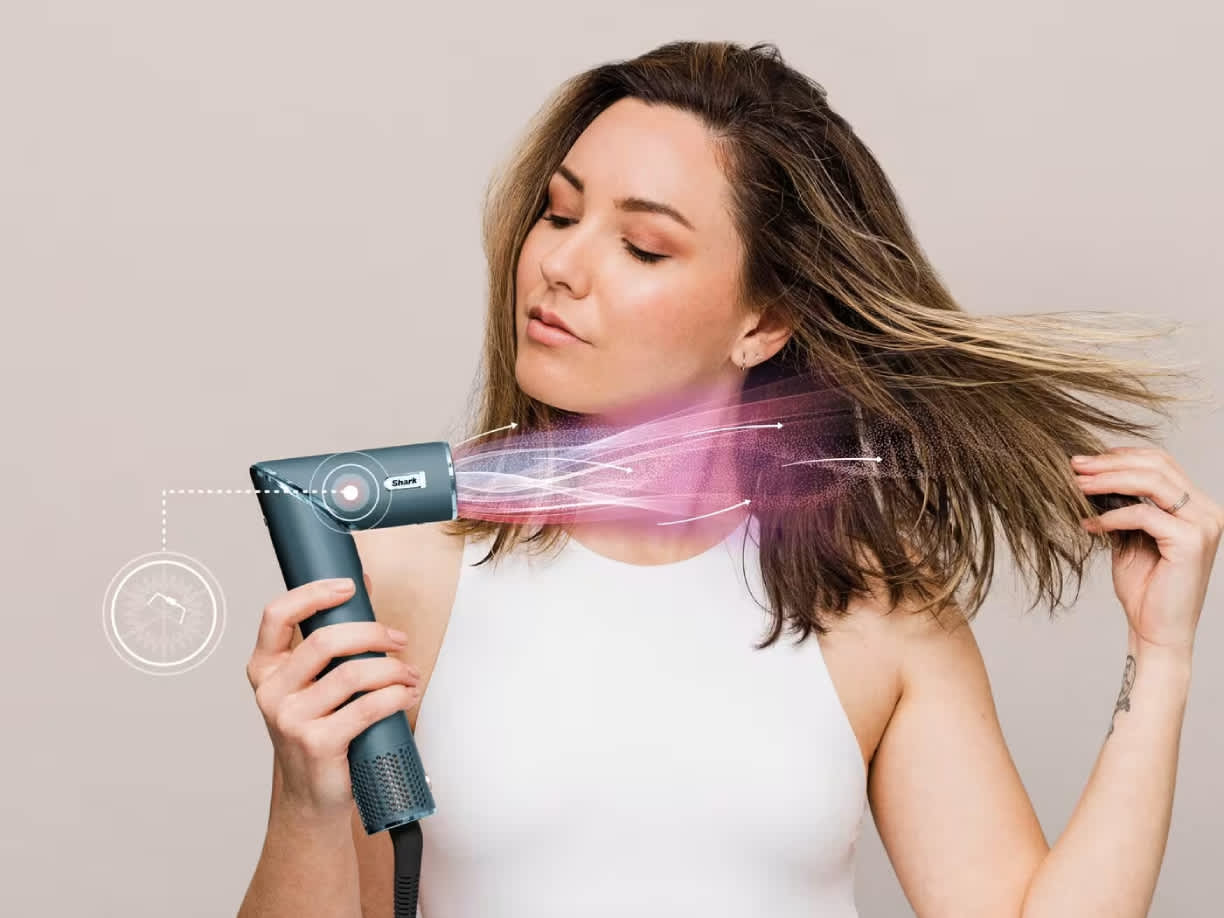 Mujer sec&aacute;ndose el pelo, sin da&ntilde;os por el calor
